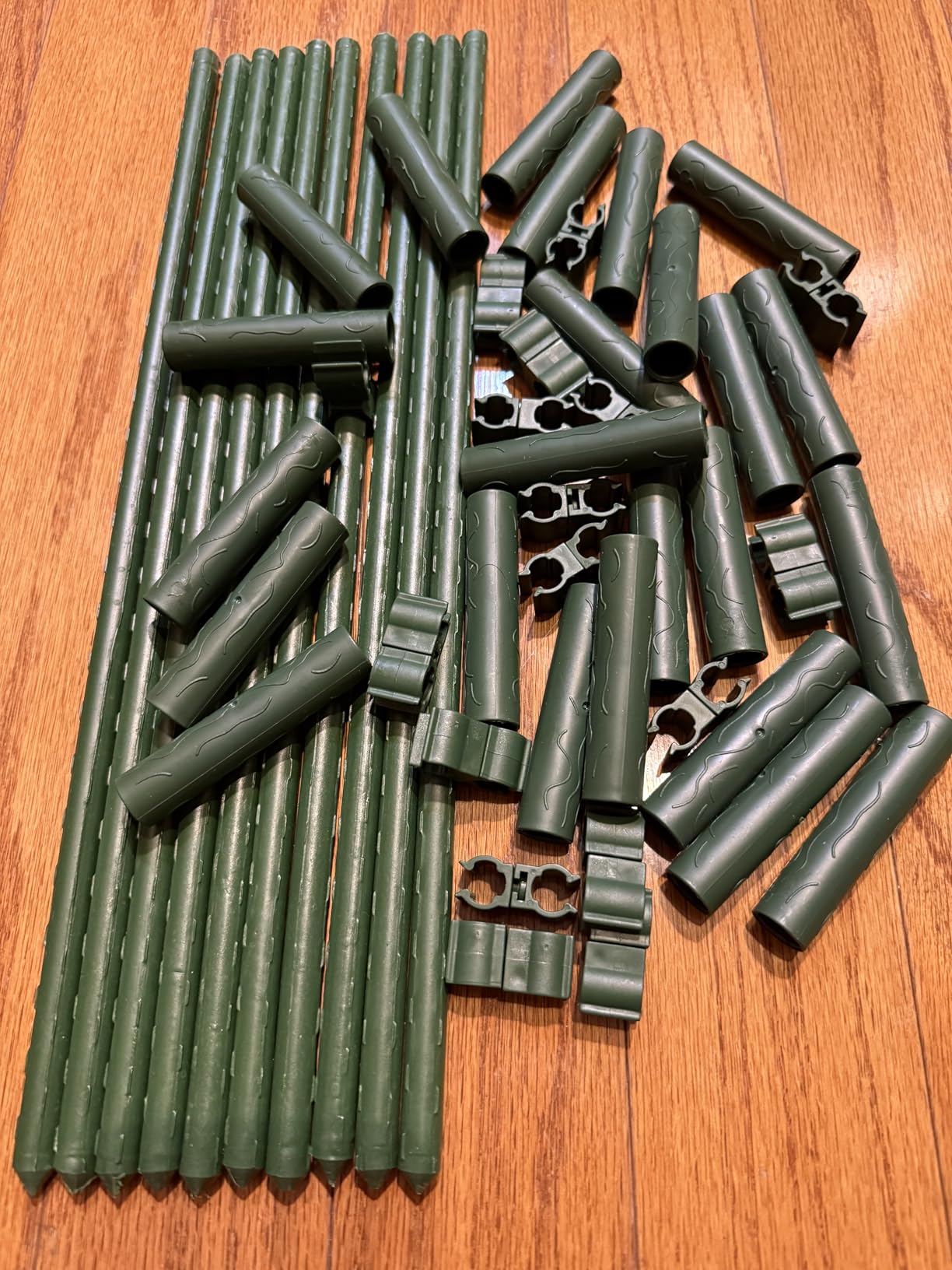Fabulas Garden Stakes 16 Inch 70 Pack, DIY 4ft 5ft 6ft 7ft 8ft Tomato Stakes Plastic Coated Metal Plant Sticks Stakes Supports with 40 Connectors 30 Rotatable Clips for Indoor Outdoor Plants Vegetable customer photo 1