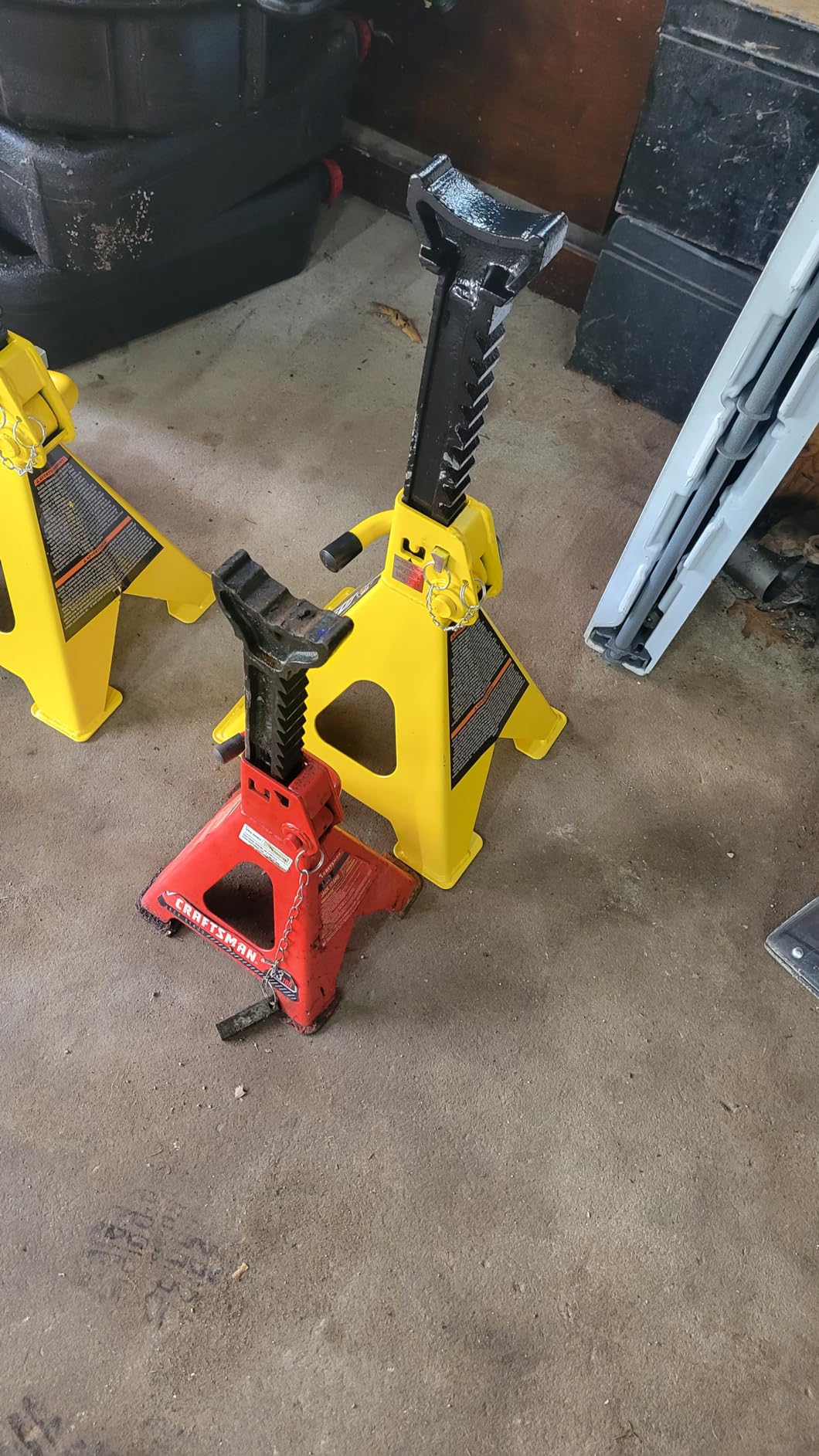 YELLOW JACKET Jack Stands 6 Ton with Double Locking and Large Foot Base for Lifting SUVS, Heavy Duty Steel, 13000 lb Capacity, 1 Pair, Yellow customer photo 1