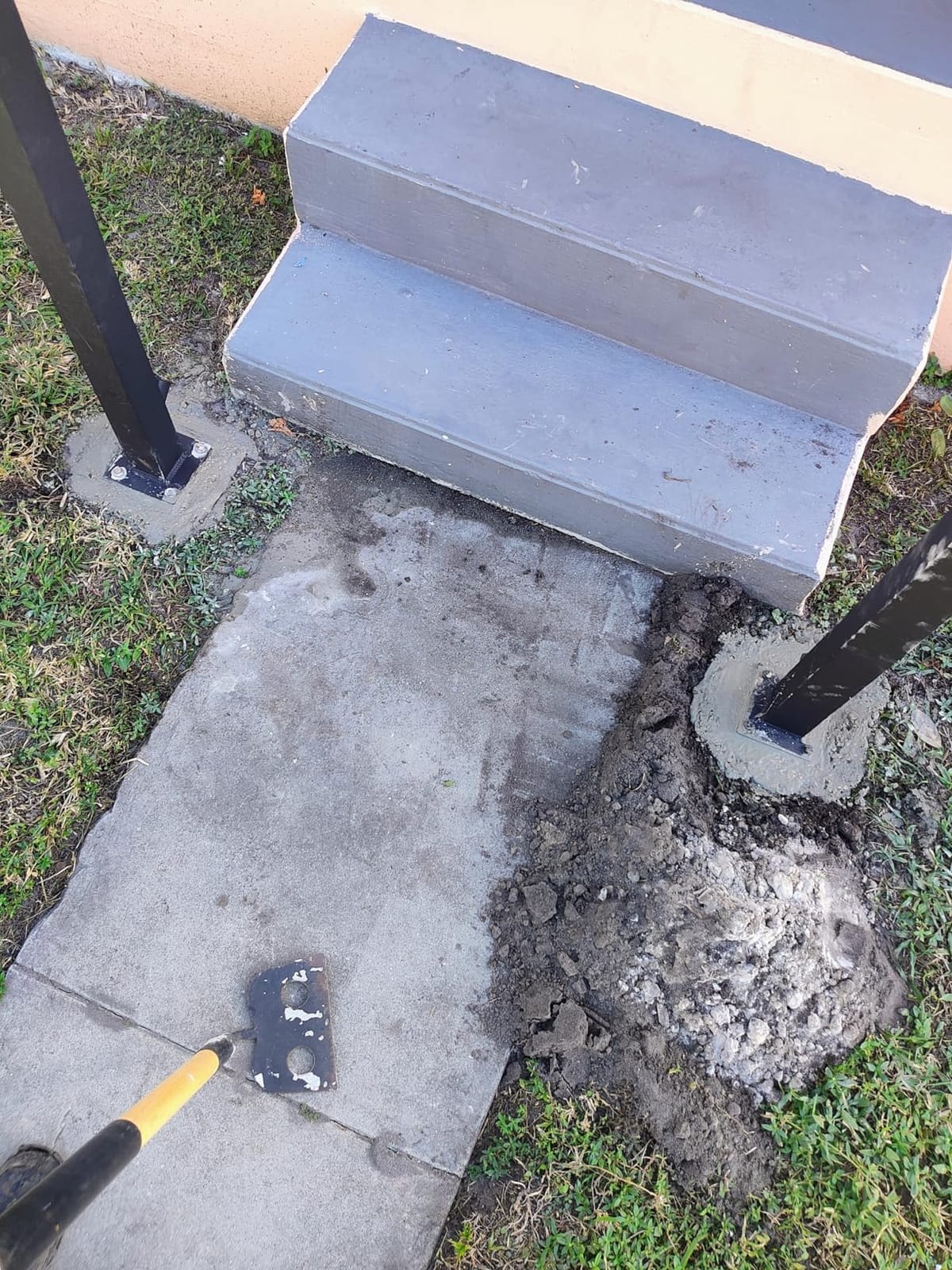 Nohovu Post Hole Digger, Heavy Duty with Fiberglass Handle, Carbon Steel Blades, 58 Inches, Orange & Black customer photo 2