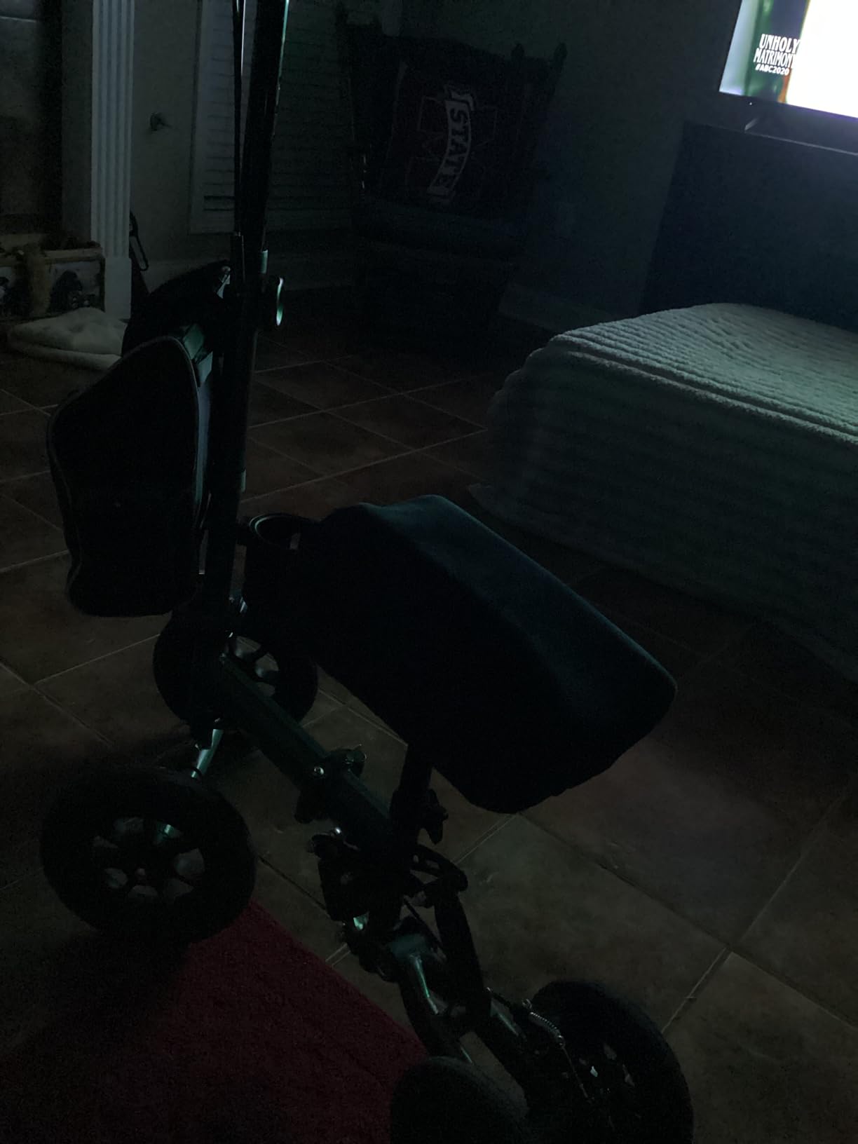Helavo All-Terrain Knee Scooter for Broken Foot, Crutches Alternative | 2 Knee Pads Included, Scooter for Seniors with Suspension, 10