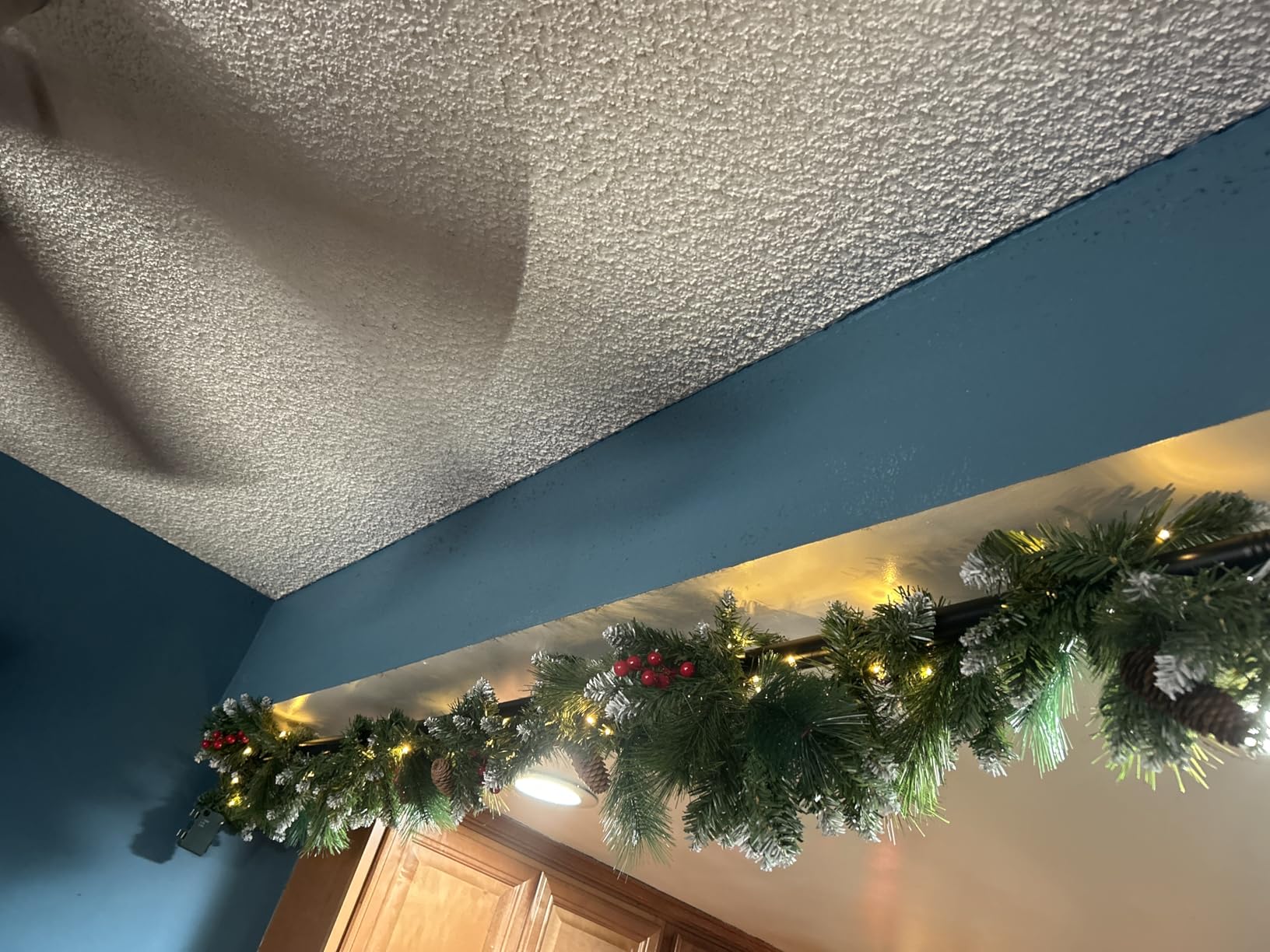 Christmas Garland with Lights, 50 LEDs 9FT Prelit Garland Battery Operated Outdoor Indoor Christmas Decorations Lighted Garland for Stairs Railing Fireplace Mantle Front Door Home Holiday Decor customer photo 1