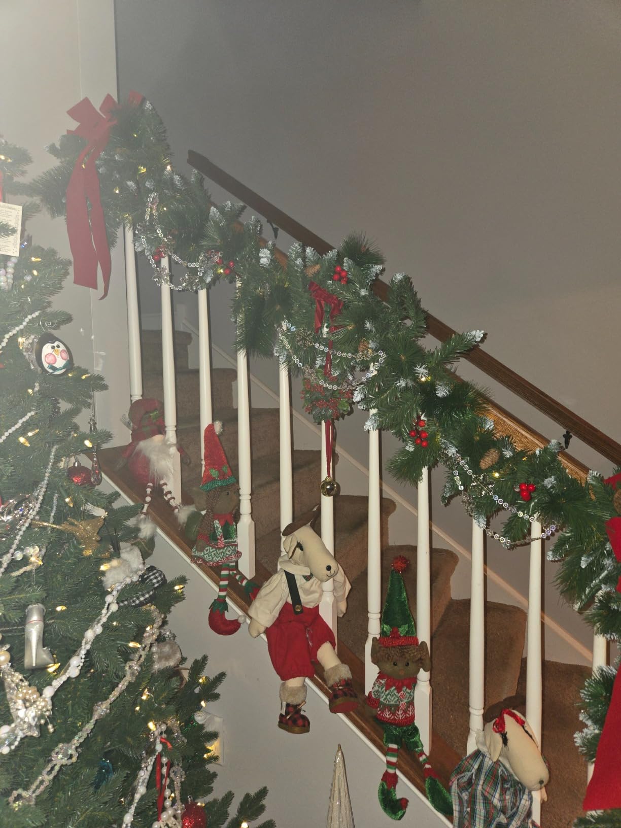Christmas Garland with Lights, 50 LEDs 9FT Prelit Garland Battery Operated Outdoor Indoor Christmas Decorations Lighted Garland for Stairs Railing Fireplace Mantle Front Door Home Holiday Decor customer photo 2