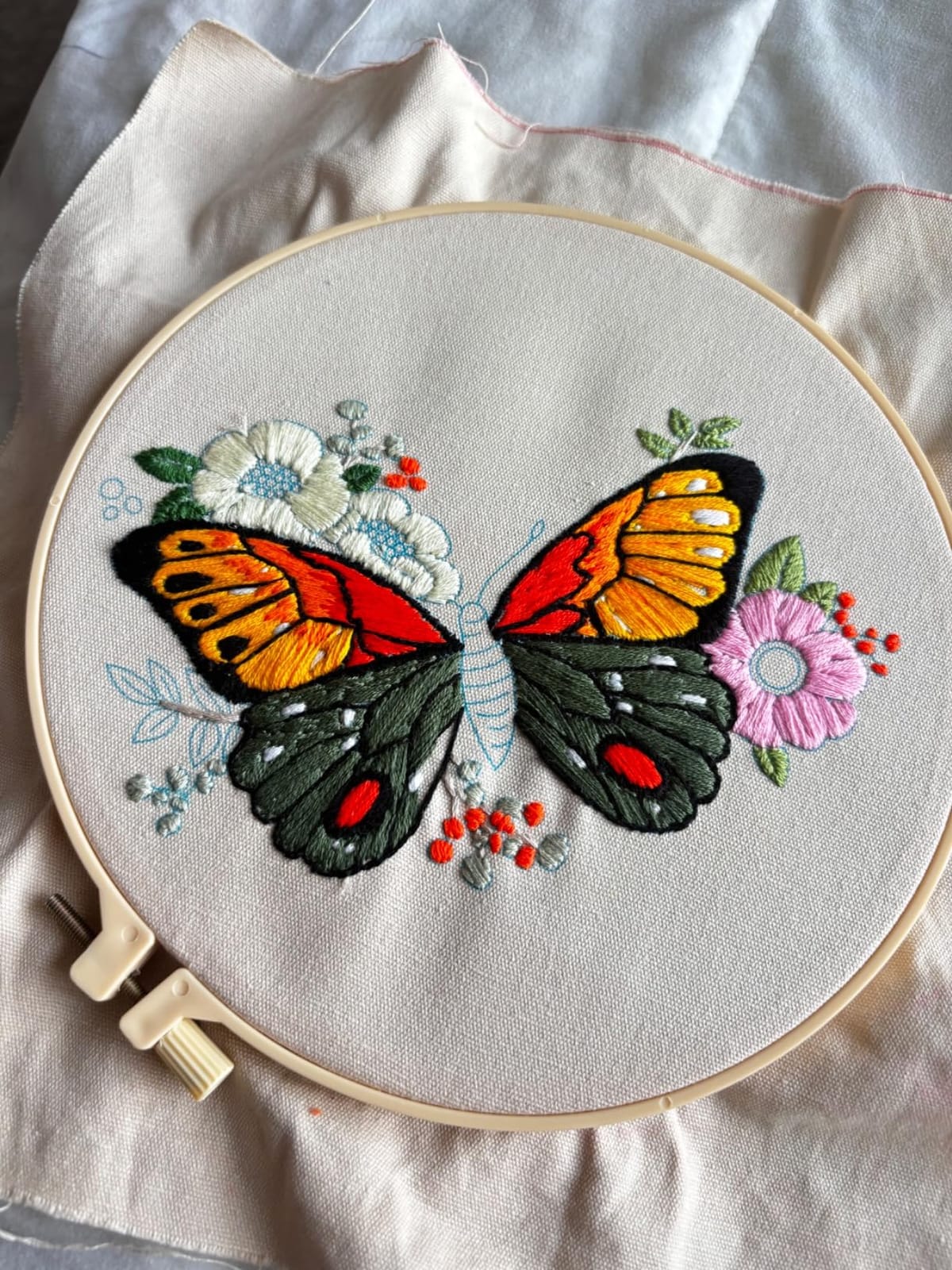 GLTAYLMY Flower Embroidery Kit for Beginners with Pattern and Instructions,3 Pack Cross Stitch Kits,1 Plastic Embroidery Hoops,Threads and Needles,Needlepoint Kit for Adults customer photo 1