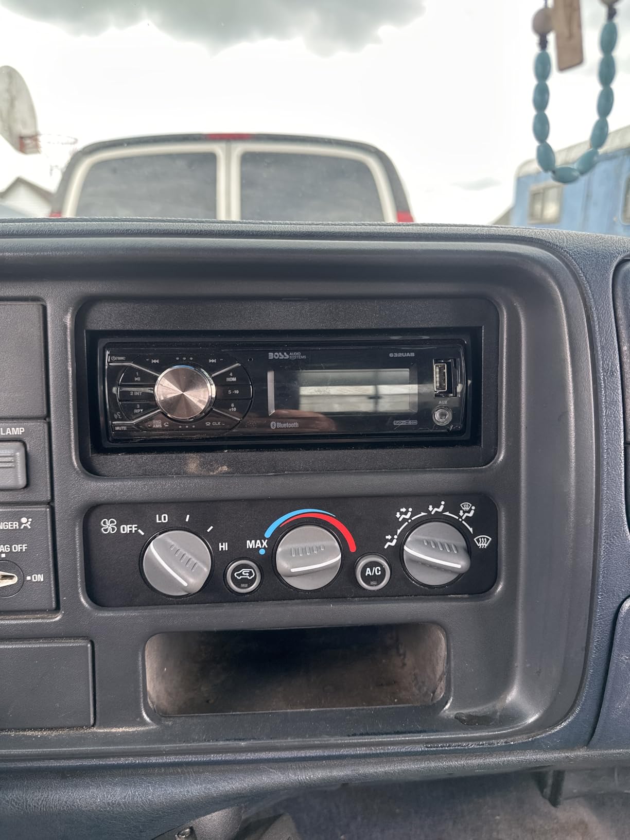 Scosche GM9505CS Complete Single DIN Stereo Installation Kit for Select Non-Amplified 1995-05 GM Full Size Trucks and SUVs customer photo 1