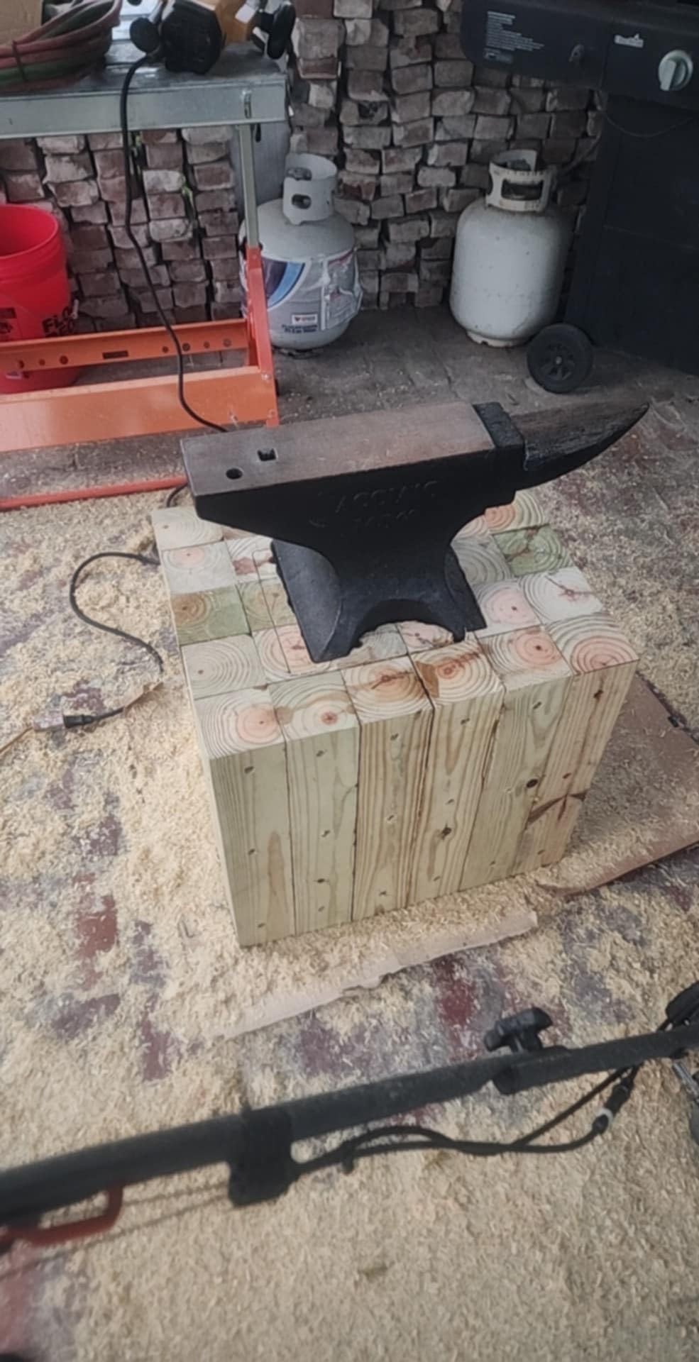 Cast Steel Anvil, 132 Lbs (60kg) Single Horn Anvil, High Hardness Round Horn Anvil Blacksmith with Large Countertop and Stable Base, Metalsmith Tool for Bending and Shaping, Black customer photo 1