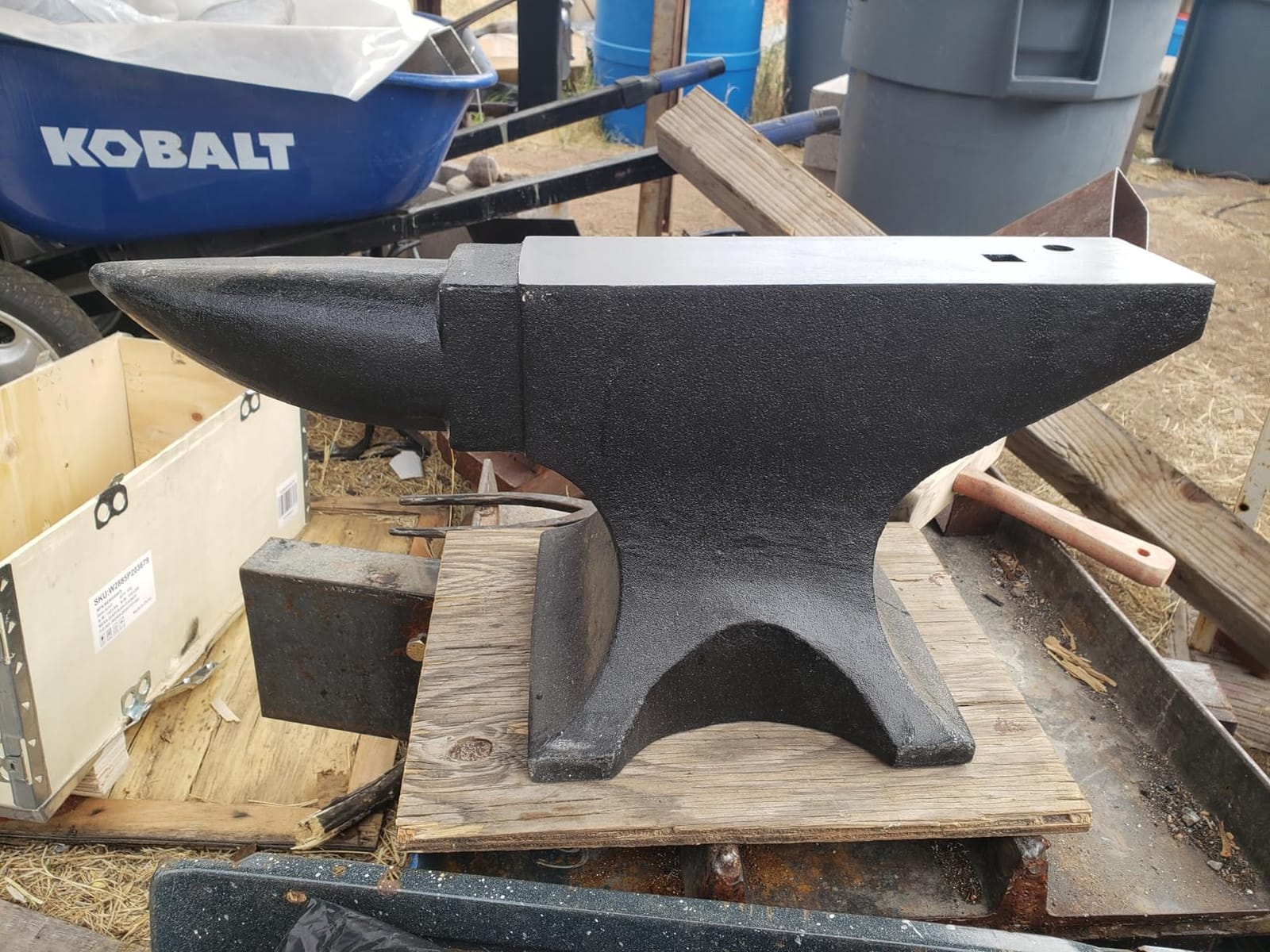 Cast Steel Anvil, 132 Lbs (60kg) Single Horn Anvil, High Hardness Round Horn Anvil Blacksmith with Large Countertop and Stable Base, Metalsmith Tool for Bending and Shaping, Black customer photo 2