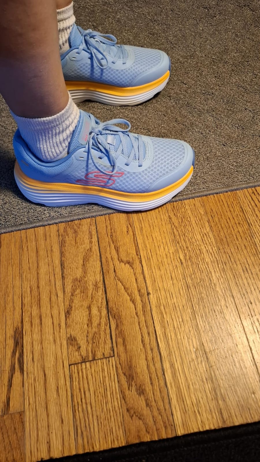 Skechers Women's Max Cushioning Endeavour | Max Cushioning, Air-Cooled Goga Mat Insole, Ultra Light Midsole, Breathable Mesh Upper, Machine Washable customer photo 1