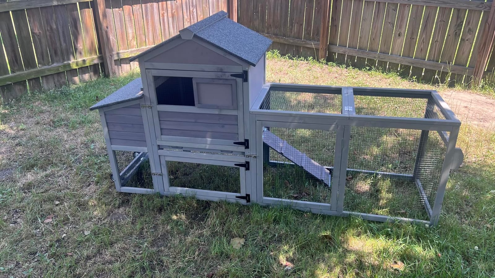 Mobile Chicken Coop with Wheels for 4-6 Chickens, Large Outdoor Hen House with Run, Weatherproof Asphalt Roof, Sectionable Nesting Box & Pull-Out Tray, 82.4