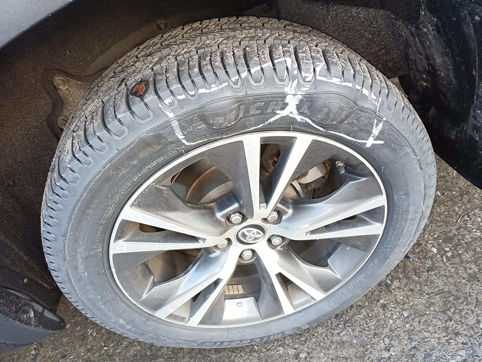MICHELIN Defender2 All-Season Tire for Cars, Minivans, SUVs and Crossovers - 235/50R18/XL 101V customer photo 2
