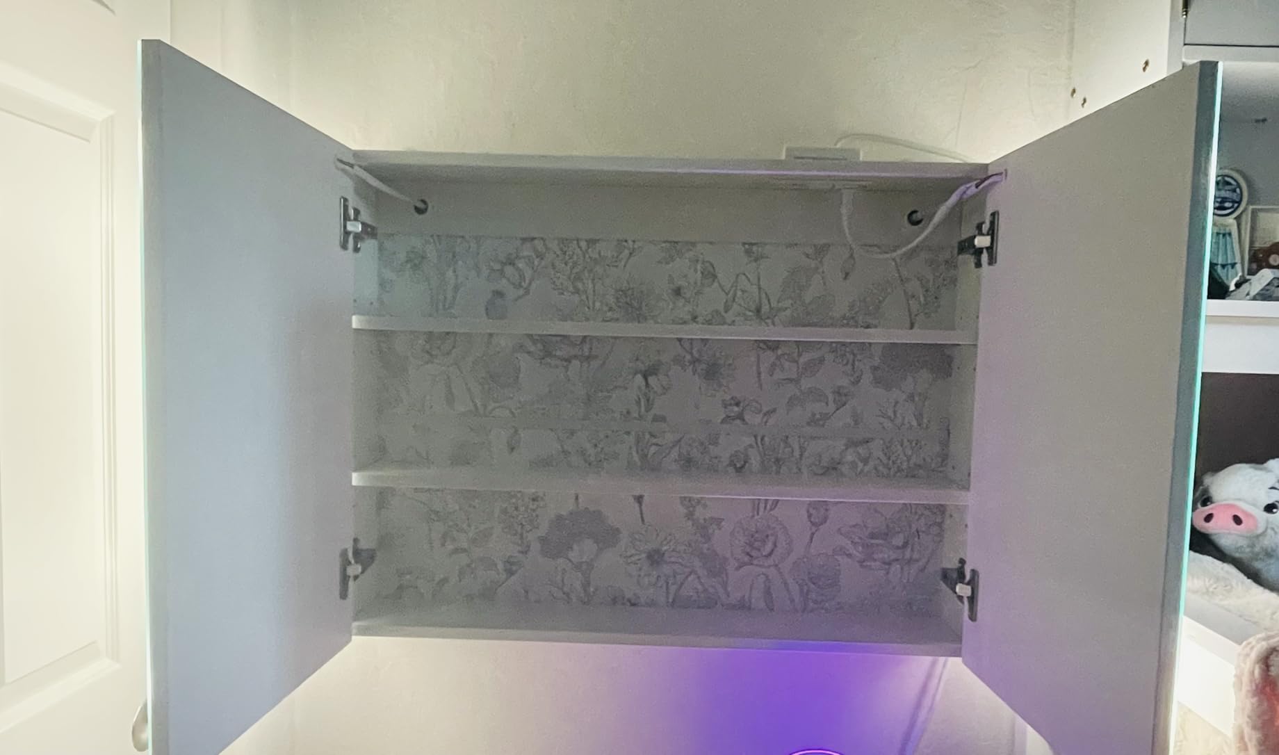 Snughome Bathroom Medicine Cabinet with Mirror and LED Lights, Wall Mount Bathroom Mirror with Storage, Anti-Fog, Built-in Power Outlets, Dimmable 3 Color Temp, Antirust Easy to Install, 31.5