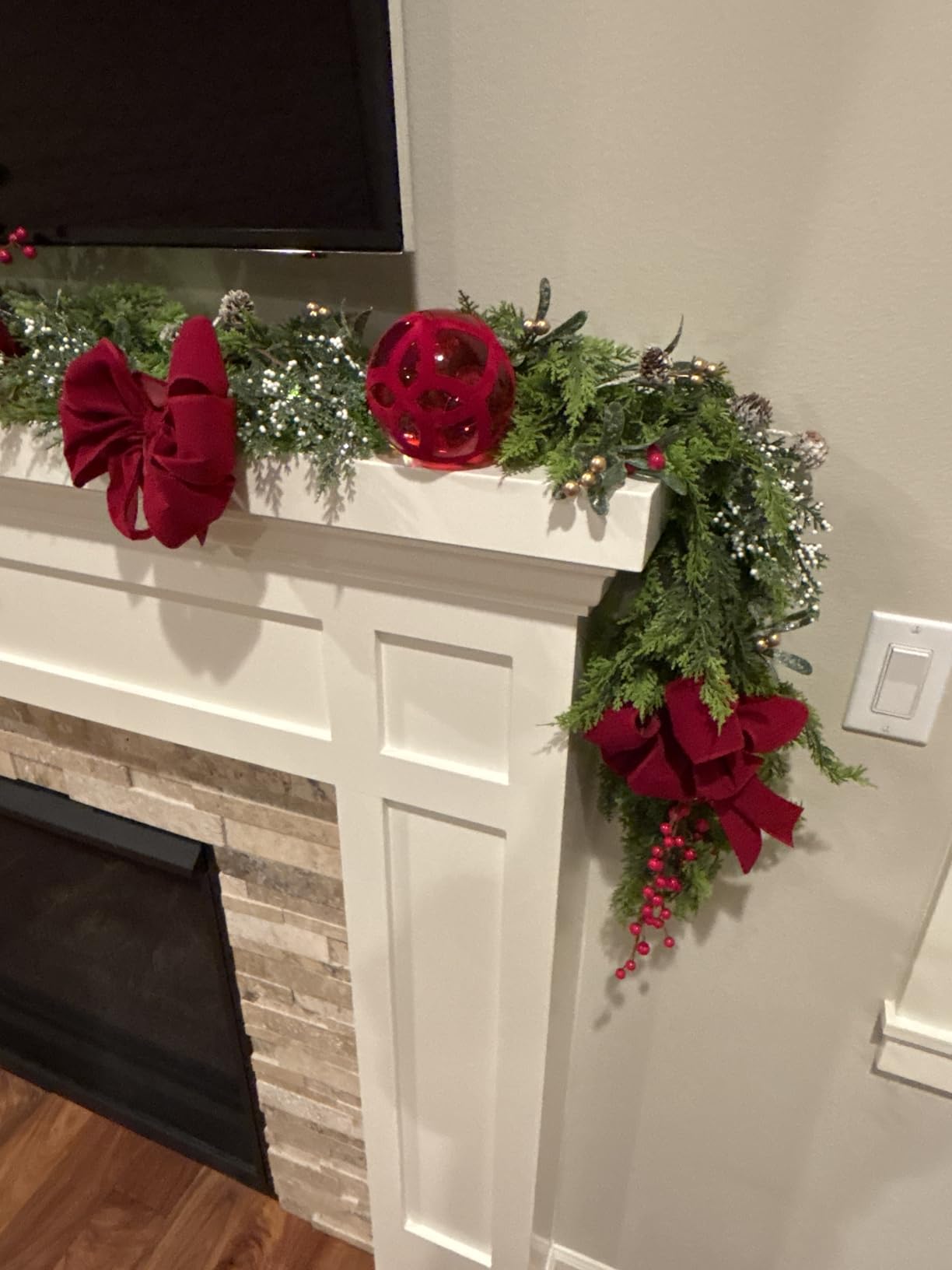 9FT Cedar Garland with Lights, Prelit Christmas Garland Artificial Realistic, Real Touch Pine Christmas Garland for Mantle Stairs Outdoor Decoration, Battery Operated Faux Greenery Garlands Thick Lush customer photo 1