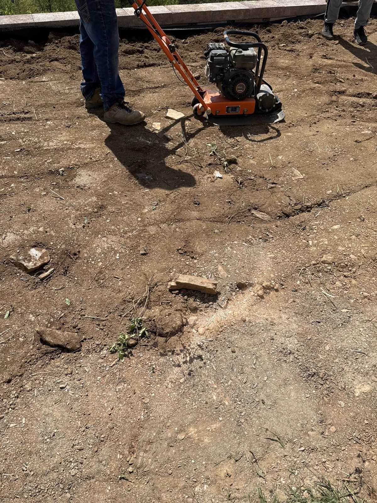 VEVOR Plate Compactor 130W Electric Ground Rammer 5kN Force 3.9in Depth | Gas Powered Soil Compaction, 16 m/min Speed, 3304 sq.ft/h Efficiency, for Driveway, Pavement, Landscaping, Backyard & DIY customer photo 2