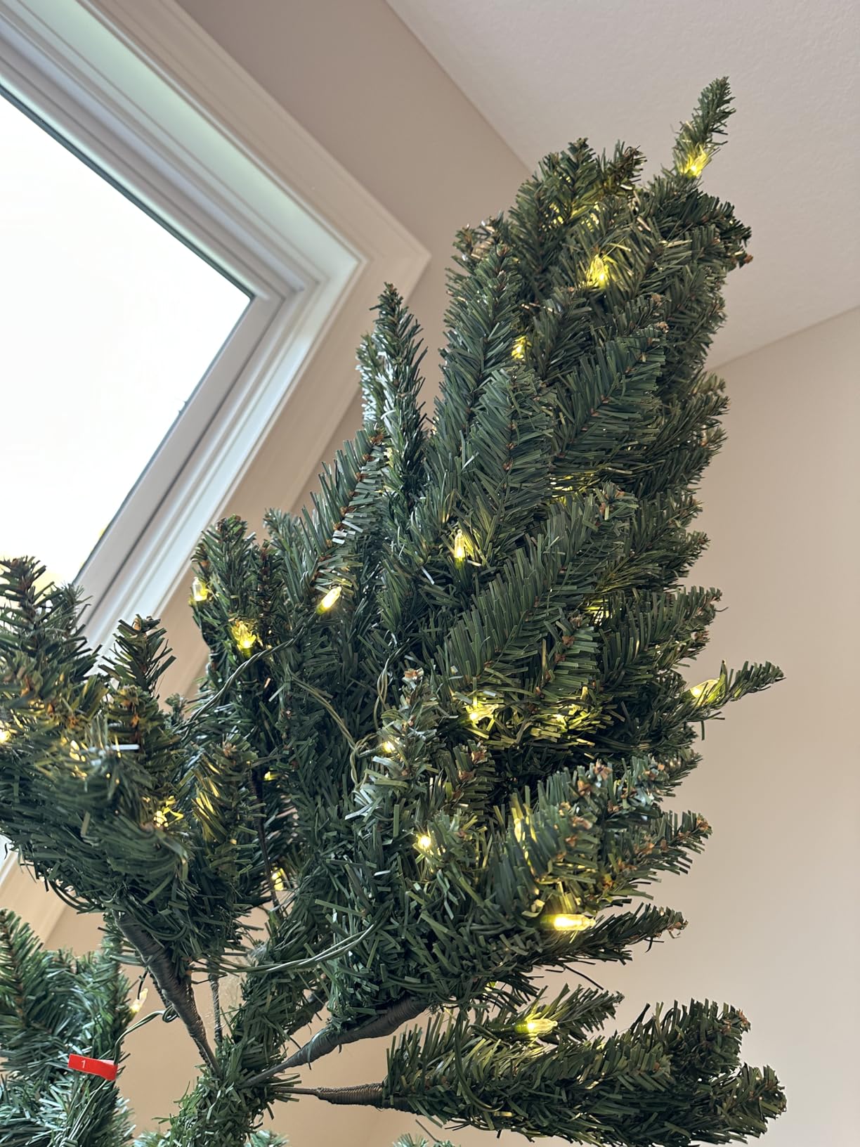 Hykolity 7ft Prelit Artificial Christmas Tree, 300 Warm White LEDs, 1,213 Branch Tips, Hinged Design with Metal Stand customer photo 1