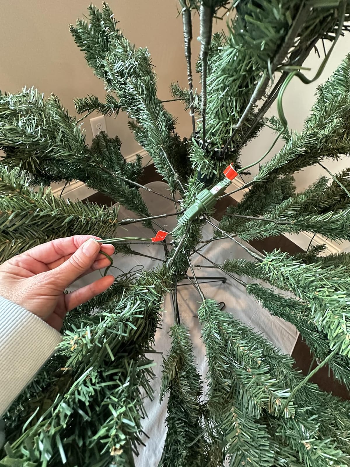 Hykolity 7ft Prelit Artificial Christmas Tree, 300 Warm White LEDs, 1,213 Branch Tips, Hinged Design with Metal Stand customer photo 2