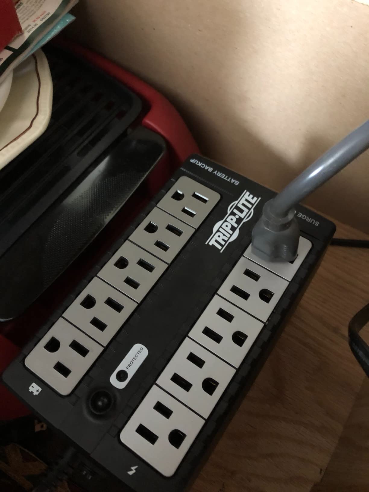Eaton Tripp Lite INTERNET550U 550VA UPS 300W Battery Backup Surge Protector customer photo 1