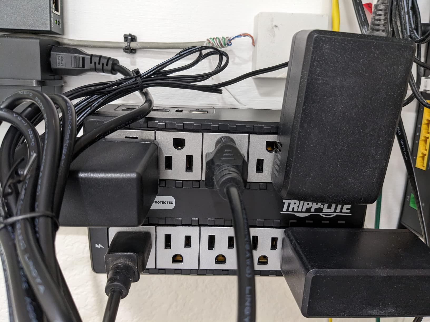 Eaton Tripp Lite INTERNET550U 550VA UPS 300W Battery Backup Surge Protector customer photo 2