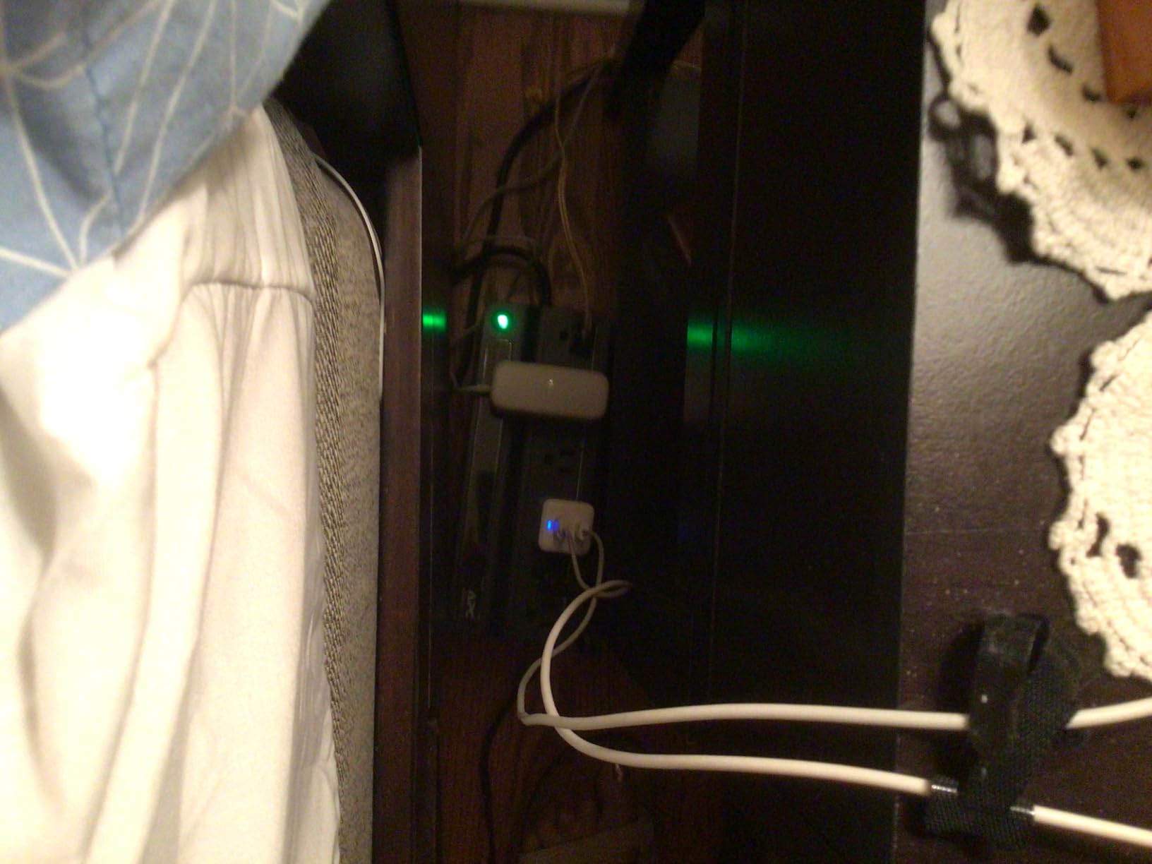 APC UPS 425VA/225W UPS Battery Backup for Router, Small Electronics, BE425M customer photo 1