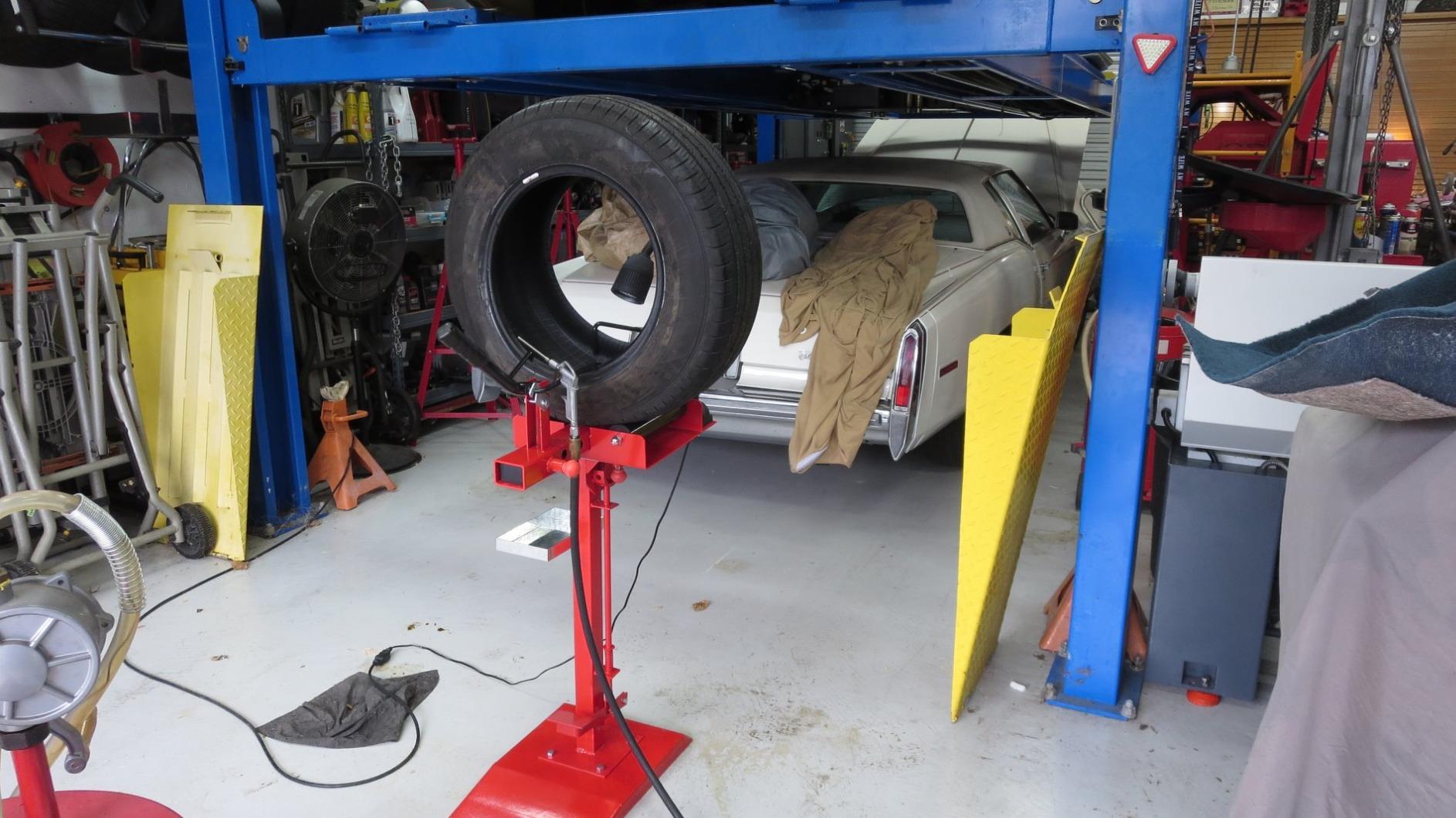 Vevor Manual Tire Spreader Portable Tire Changer with Stand Adjustable LED Light Tire Spreader Tool for Light Truck and Car : Automotive customer photo 1