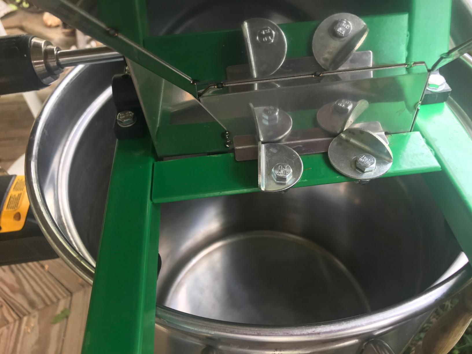 Fruit and Apple Crusher - 7L Manual Juicer Grinder, Portable Fruit Scratter Pulper for Home Brewing & Cider Pressing (Stainless Steel, 1.8 Gallon, Green) customer photo 1