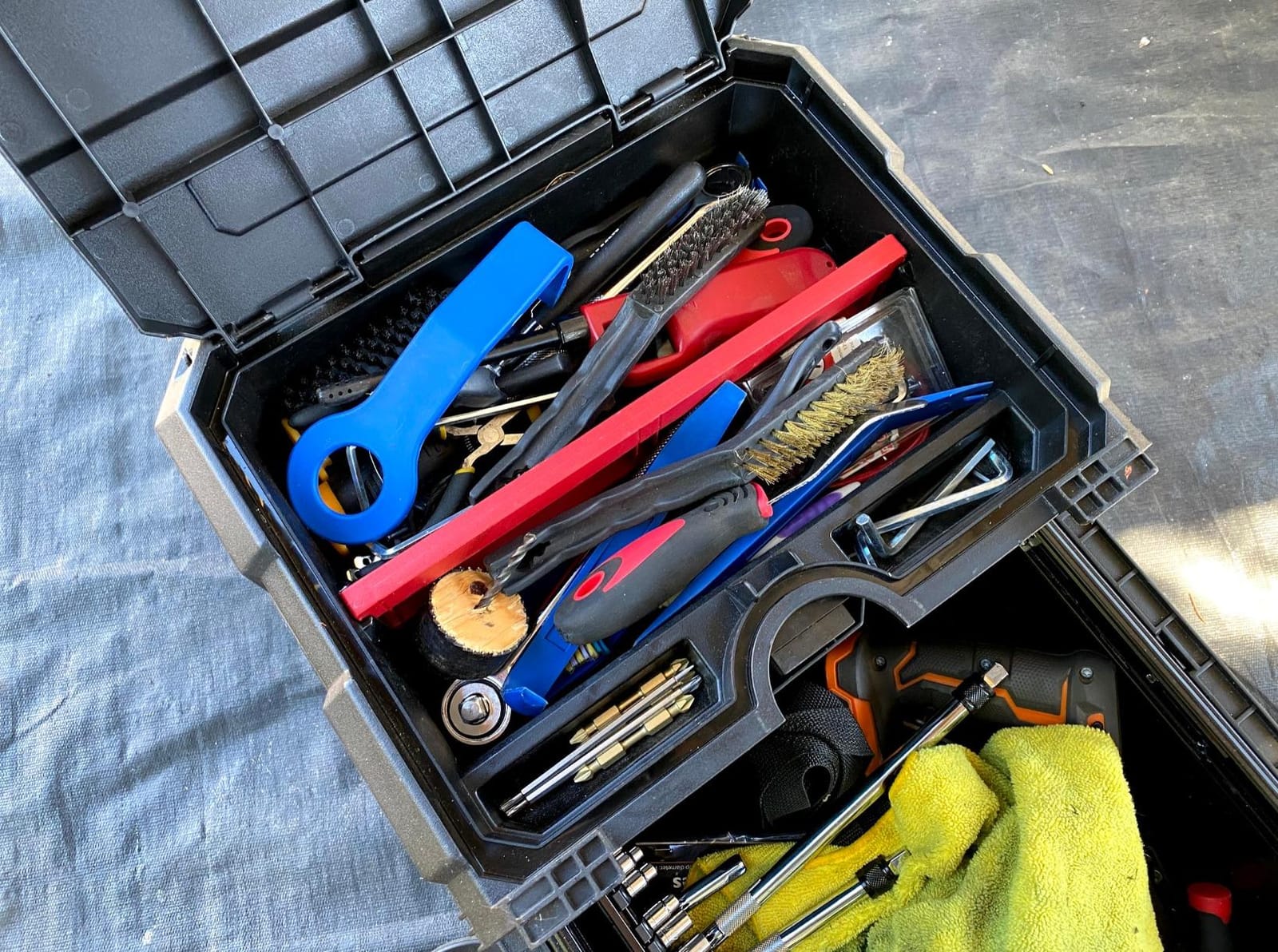 Keter Masterloader Resin Rolling Tool Box with Locking System and Removable Bins – Perfect Organization and Storage Chest for Power Drill, Tape Measure, and Screwdriver Set, Black customer photo 1
