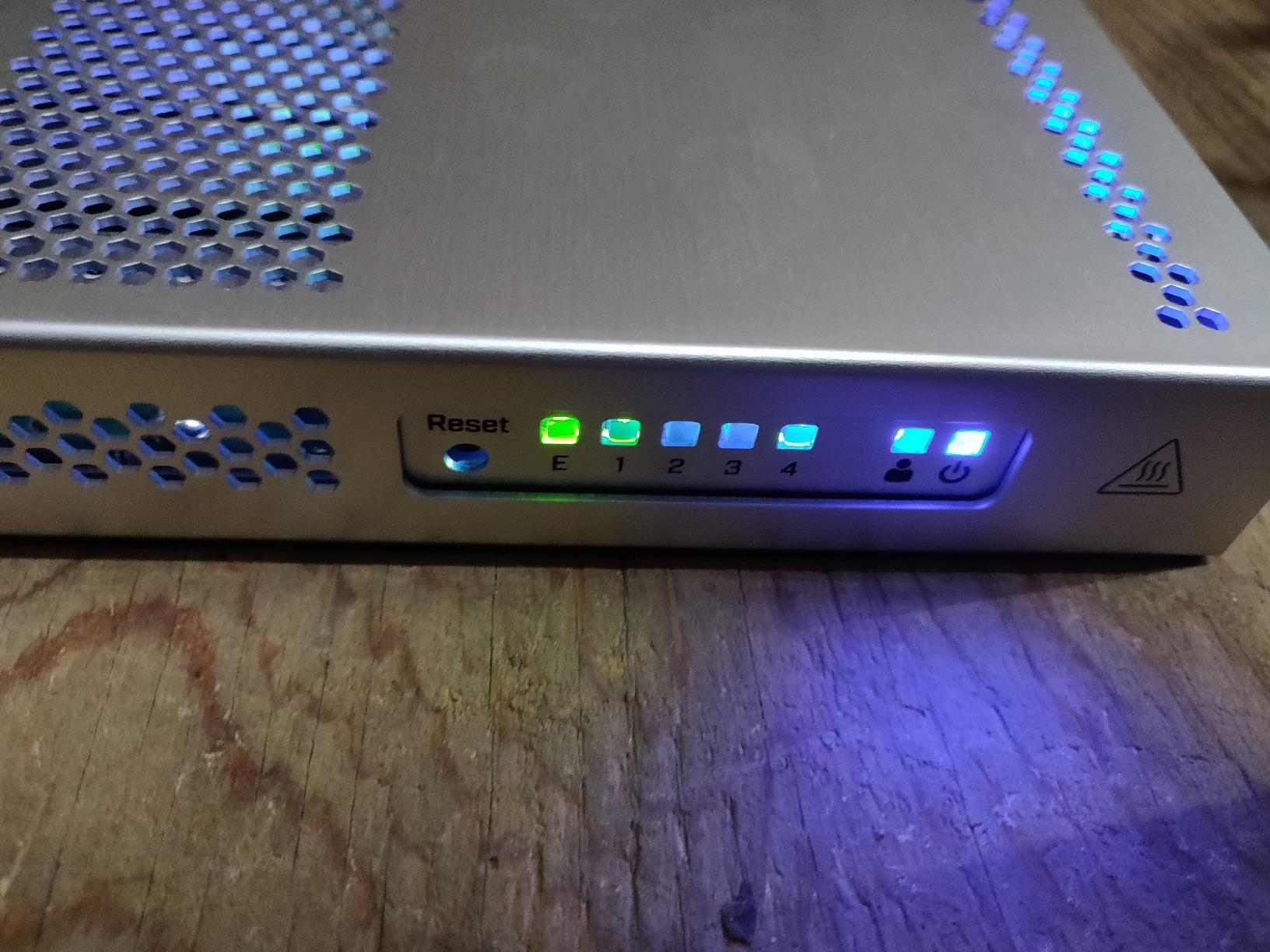 MikroTik CRS305-1G-4S+in Network Switch Managed Gigabit Ethernet (10/100/1000) Ethernet Power (PoE) White customer photo 1