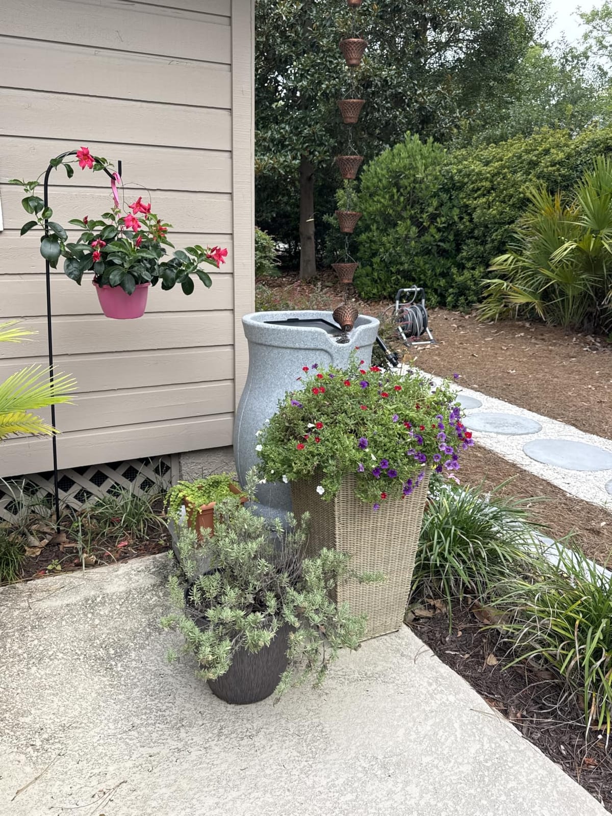 FCMP Outdoor Catalina 45 Gallon Rain Barrel, Light Granite customer photo 1