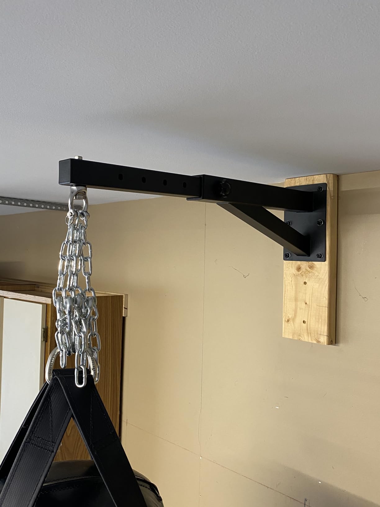 SELEWARE Wall Mount Heavy Bag Hanger Heavy Duty Punching Bag Hanger customer photo 2