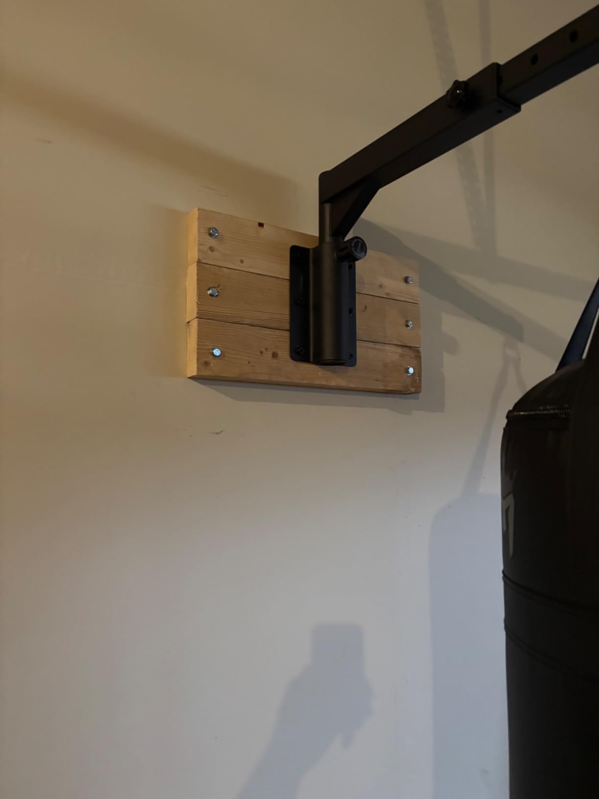 BeneLabel Wall Mount Heavy Bag Hanger, Heavy Duty Punching Bag Stand, Boxing Bag Bracket for Home Gym Indoor Outdoor, 800 LB Capacity customer photo 1