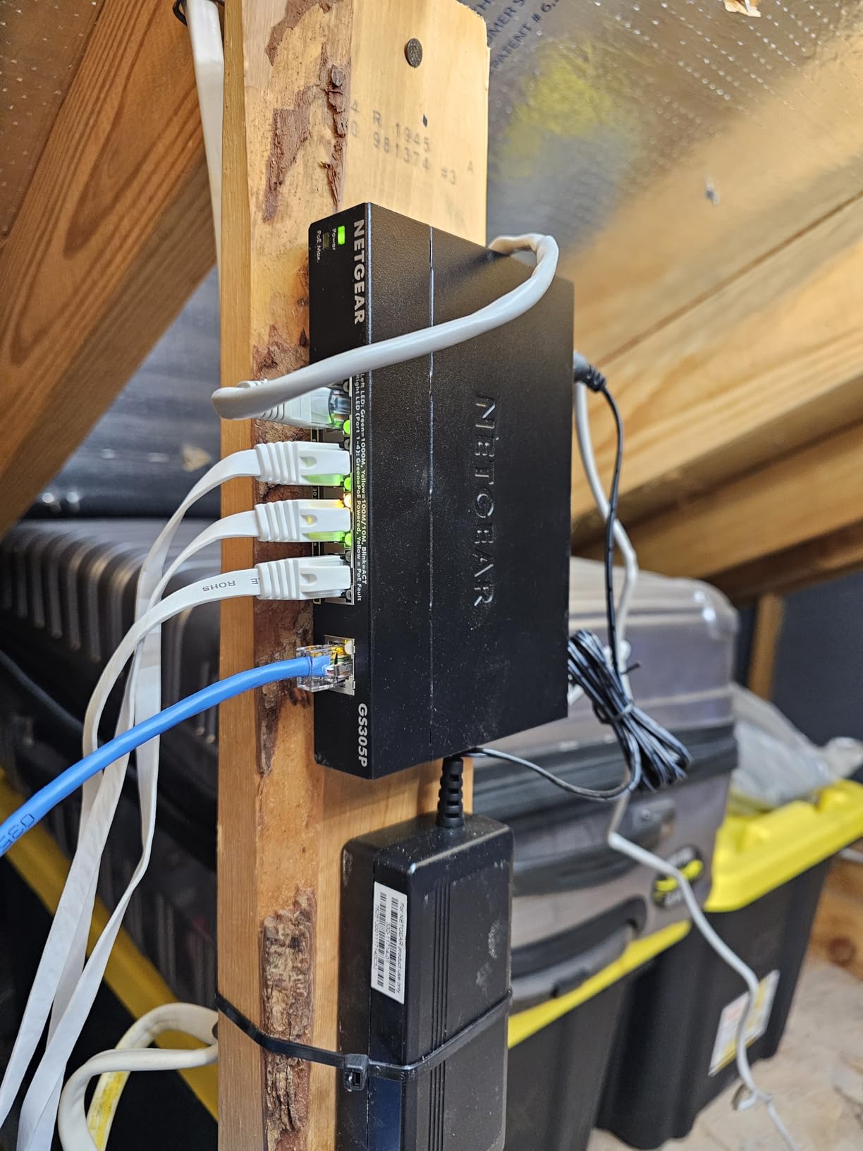 NETGEAR 5-Port PoE Gigabit Ethernet Unmanaged Essentials Switch (GS305P) customer photo 1