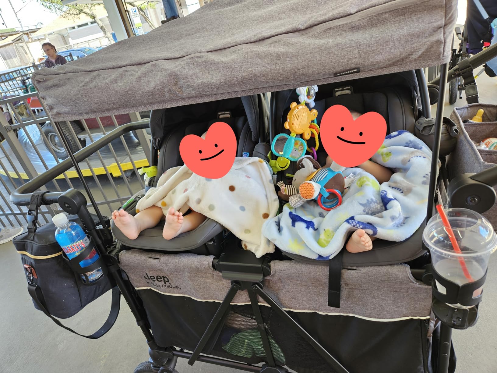 Jeep Wrangler Deluxe 4 Seater Stroller Wagon by Delta Children - Premium Quad Stroller Wagon for 4 Kids with Convertible Seats, Adjustable Push/Pull Handles, Removable Canopy & Flat Fold, Grey customer photo 1