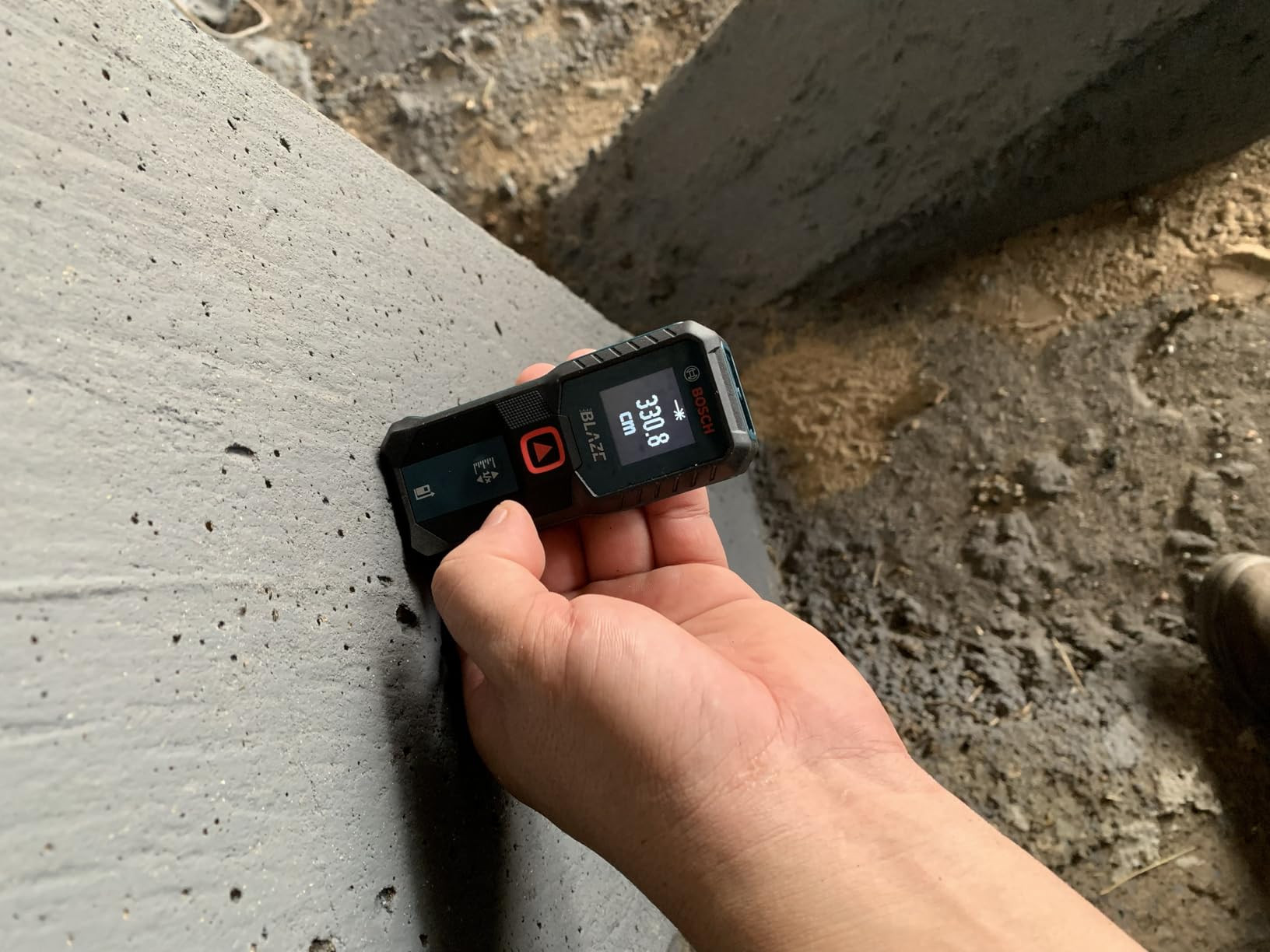 BOSCH GLM100-23 100 Ft Blaze Laser Distance Measure, with 2 AA Batteries customer photo 1
