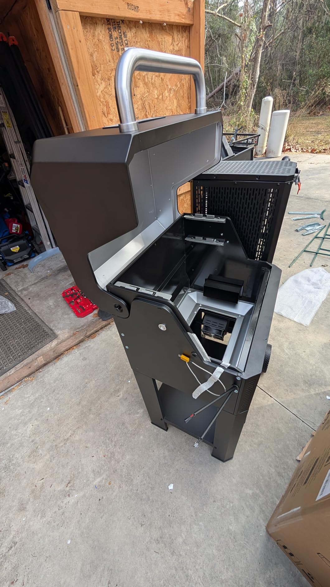 Masterbuilt® Gravity Series® 600 Smoker Grill - Digital Charcoal Grill,WiFi Technology, GravityFed™ Charcoal Hopper, 600 Cooking Sq. Inches, Black, Model MB20041023 customer photo 1