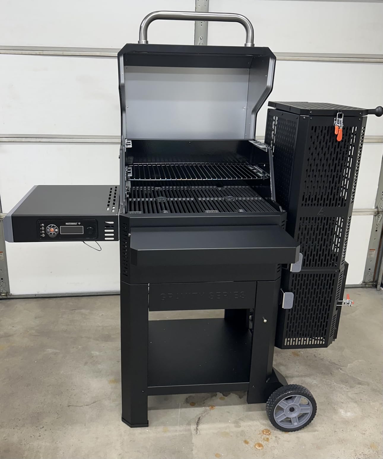 Masterbuilt® Gravity Series® 600 Smoker Grill - Digital Charcoal Grill,WiFi Technology, GravityFed™ Charcoal Hopper, 600 Cooking Sq. Inches, Black, Model MB20041023 customer photo 2