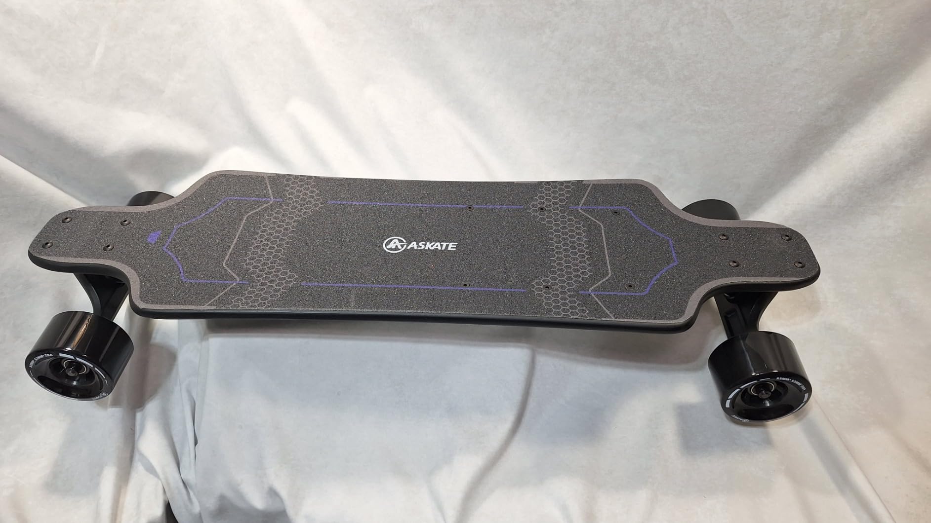A1 Electric Skateboard with Remote, Rang Up to 17 Miles/24, 8 Ply Canadian Maple, Smooth Breaking, Suitable for Younger Beginners customer photo 2