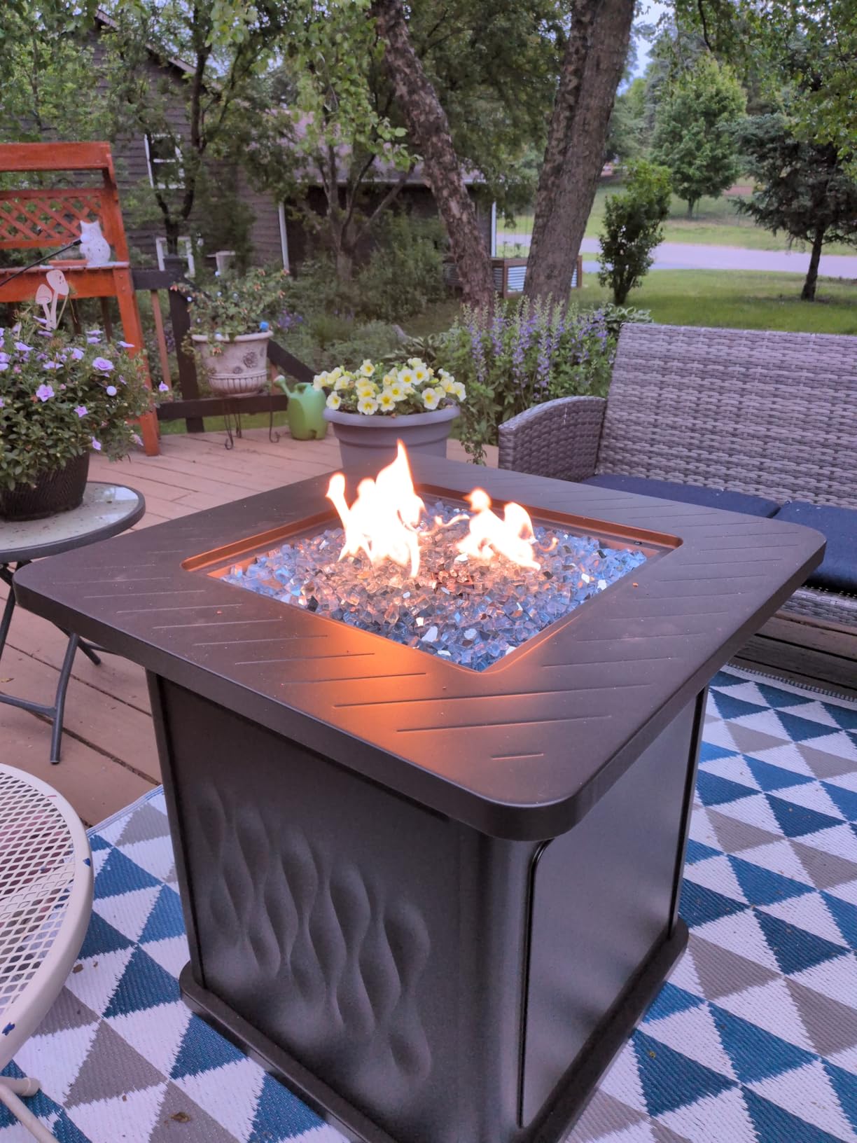 East Oak 28” Outdoor Propane Fire Pit Table | 52,000 BTU Gas Fire Pit for 2-4 People with Space-Saving Hock Lid, Mesh Pocket & Lava Rocks | CSA Certified Safe for Patio, Deck, Backyard, Black customer photo 2