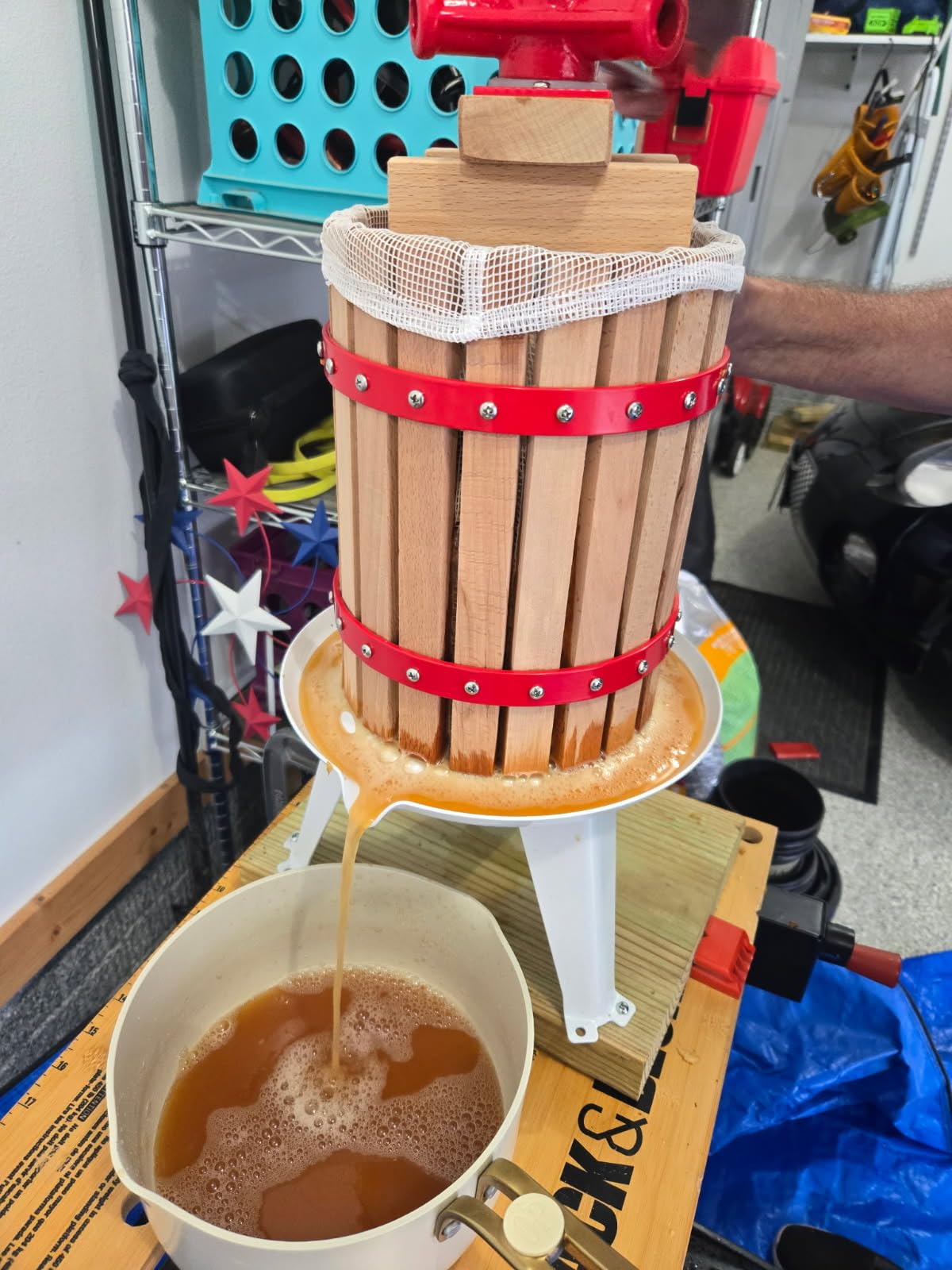 VEVOR 4.75 Gal/18L Fruit Wine Press, Solid Wood Basket with 8 Blocks, Heavy Duty Manual Juice Maker, Cider Apple Grape Tincture Honey Olive Oil Making Press with Handle for Kitchen, Home customer photo 2