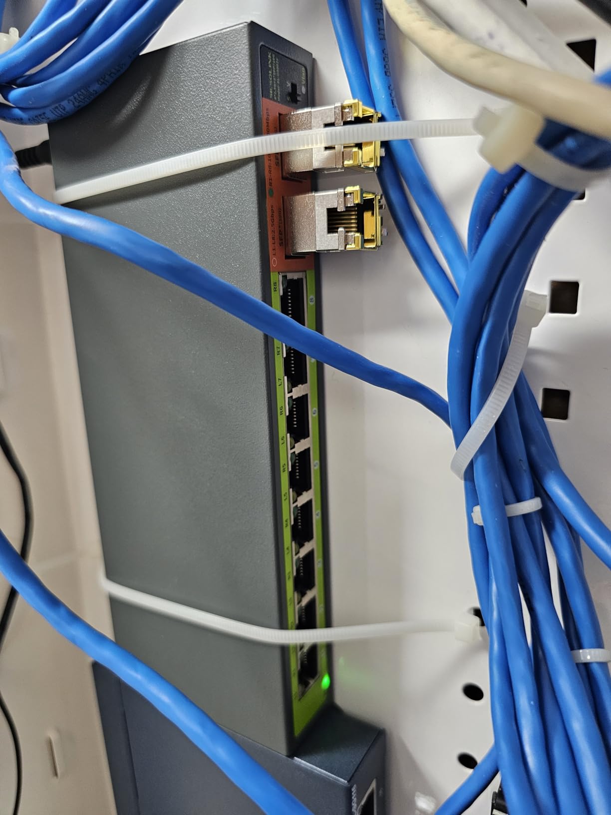 8-Port 2.5G Unmanaged Switch,40Gbps,Fanless Metal for NAS Gaming customer photo 1