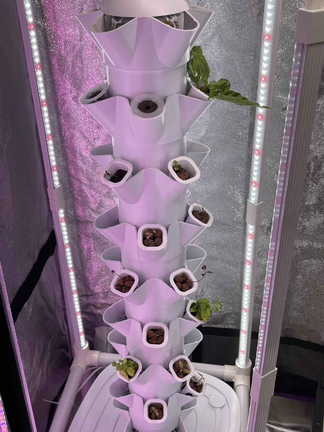VEVOR Hydroponic Tower, 45 Pods 9 Tiers Hydroponics Growing System Kit with LED Grow Light, App Control & Casters, Vertical Home Garden with 20L Water Tank & Pump for Indoor Herbs, Fruits, Vegetables customer photo 1