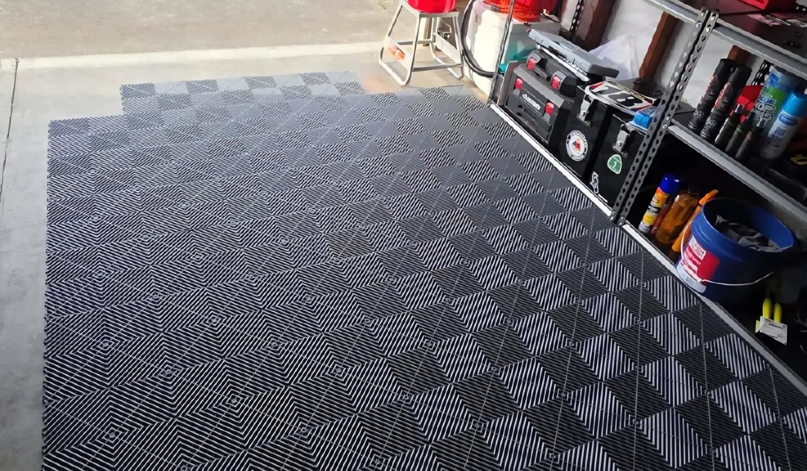Jocoevol 40-Pcs Interlocking Tile, 15.7 x 15.7in Garage Floor Tiles, Black customer photo 2