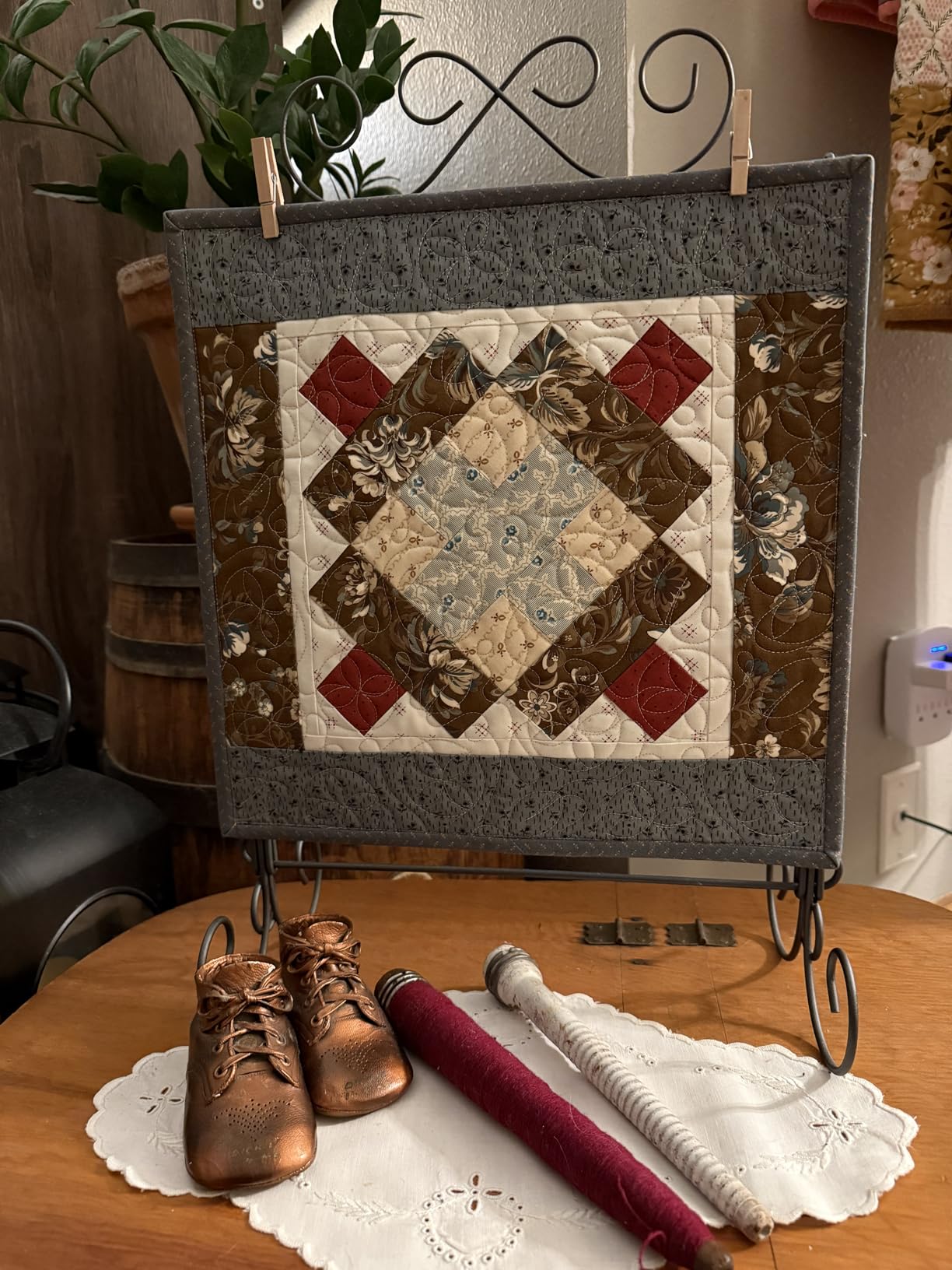 Ackfeld Scroll Single Stand 12in x 14in – Tabletop Display Stand for Mini Quilts, Banners & Needlework Projects customer photo 1