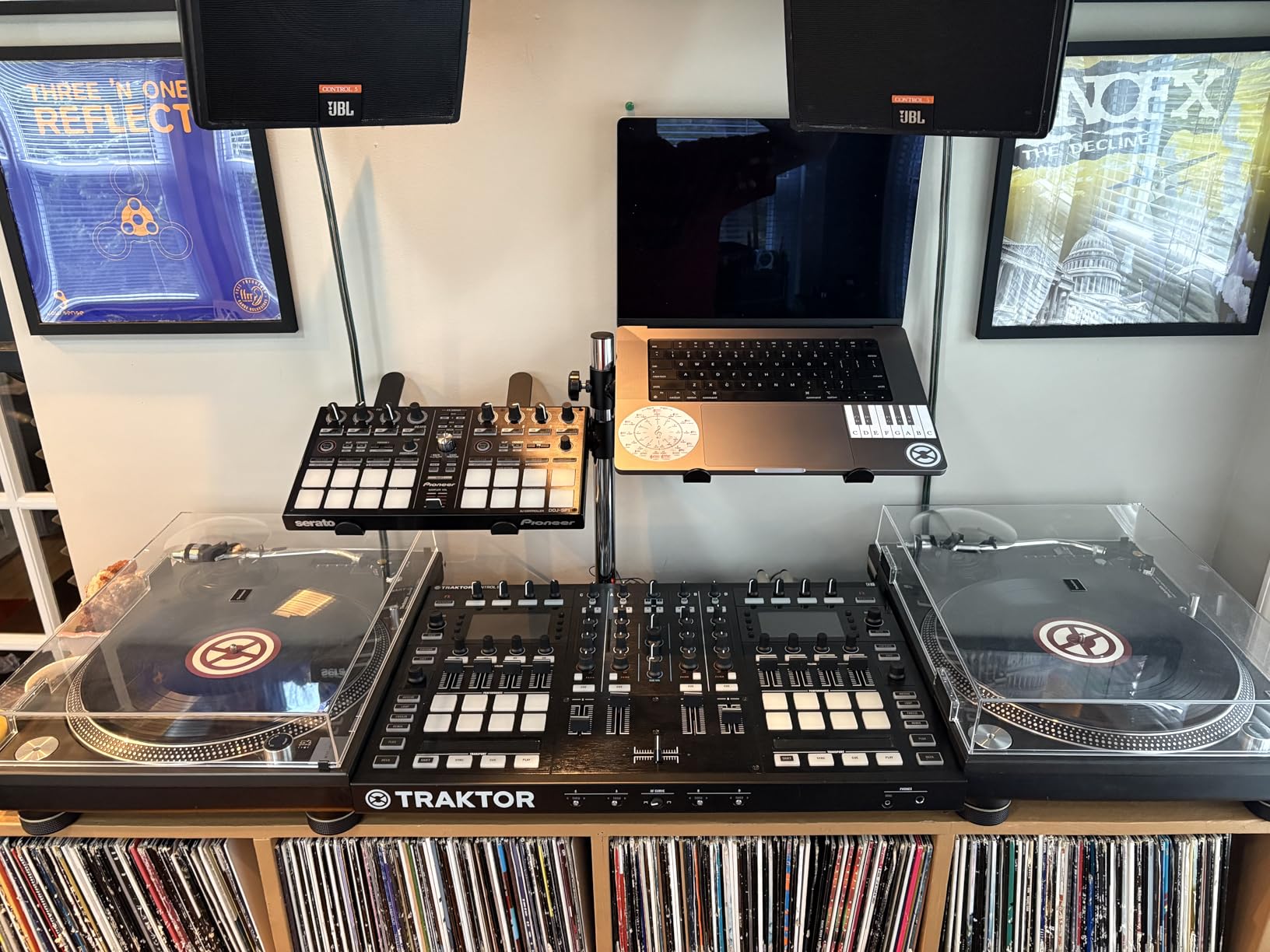 Fat Toad Double DJ Laptop Stand (Table-Top PRO Edition) – 2 Tier Portable PC Computer Equipment Rack with Support Mounts for Music Studio Mixers, Controllers, Monitors & Disc Jockey Booth Gear customer photo 2