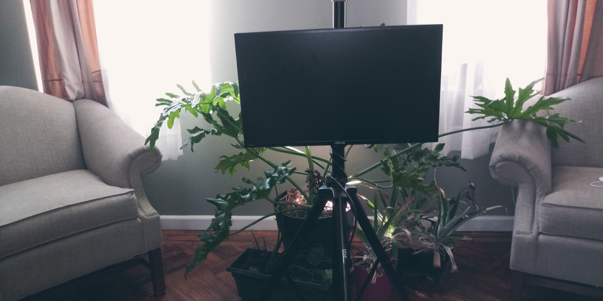 Pyle Universal Speaker Tripod Stand Mount - 6' Sound Equipment Holder Height Adjustable Up to 70 Inches For Speakers w/ 35mm Compatible Insert Perfect for Home, On Stage or In Studio Use customer photo 2
