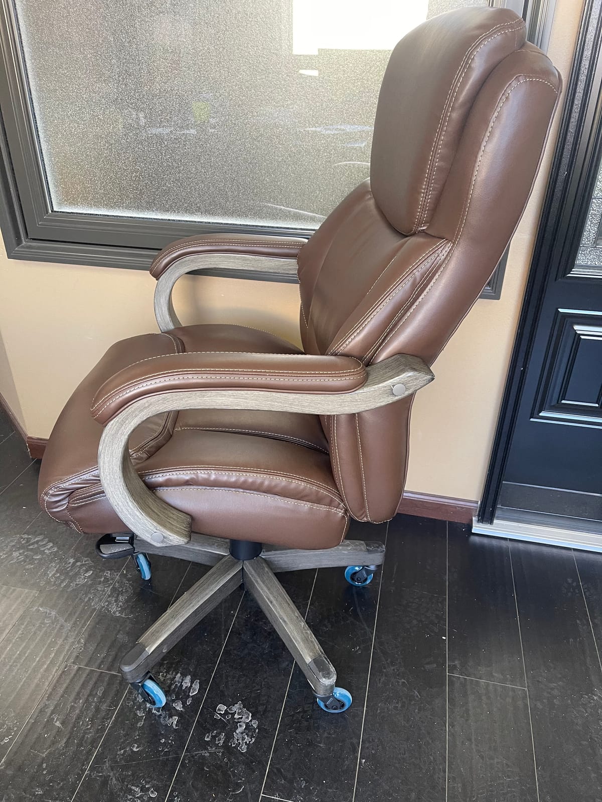 La-Z-Boy Big and Tall Executive Office Chair Lumbar Support, Leather Chair customer photo 1