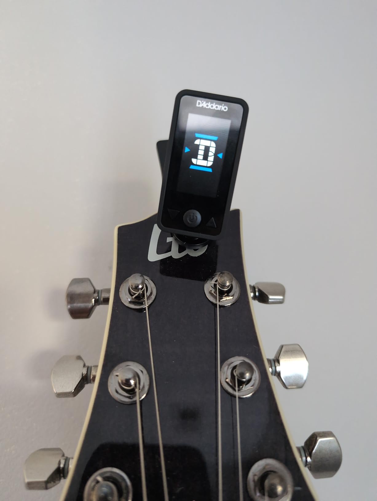 D'Addario Eclipse Headstock Clip-On Guitar Tuner, Black customer photo 1