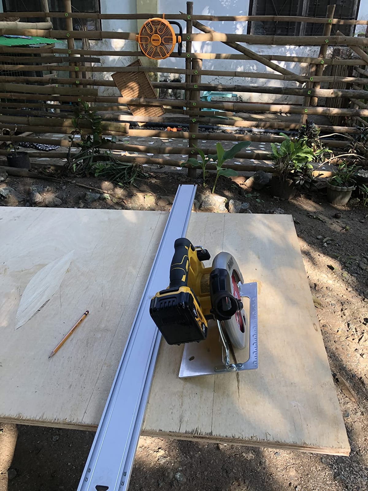 DEWALT 20V MAX Circular Saw Cordless with Brake, 7-1/4 Inch, Tool Only (DCS570B) customer photo 1