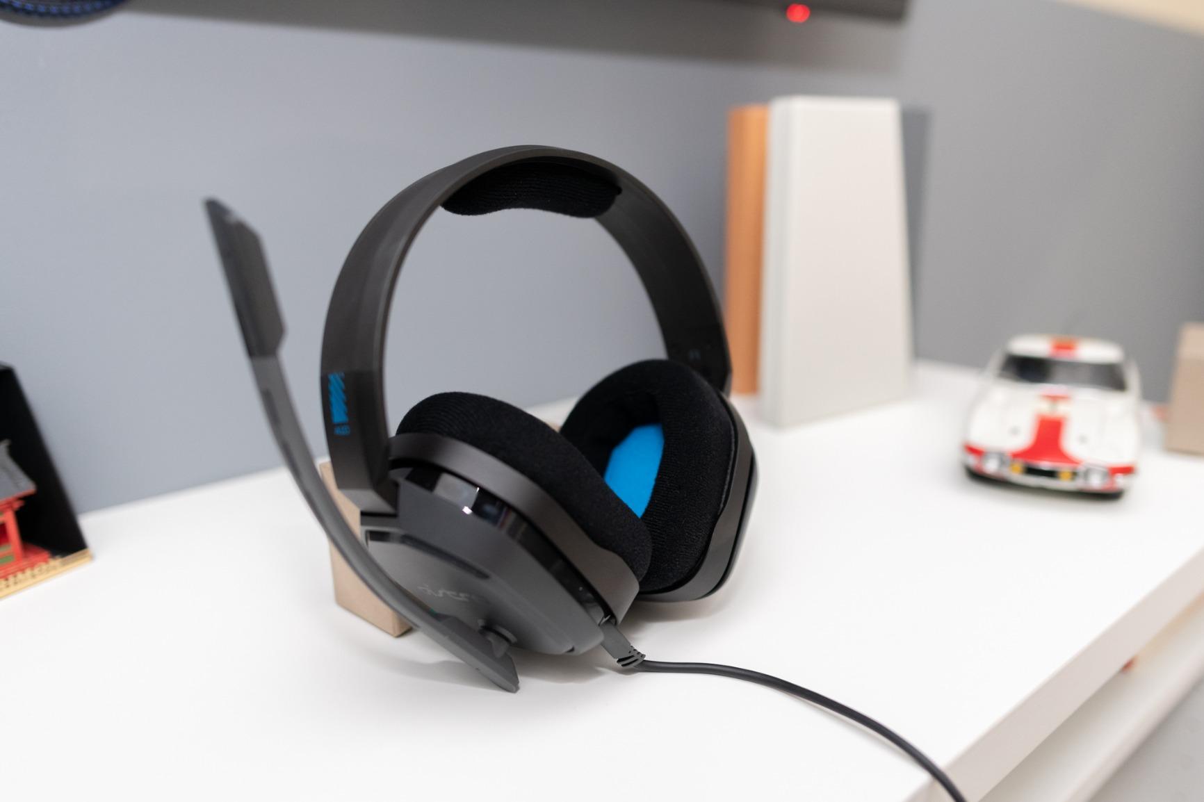 ASTRO Gaming A10 Wired Gaming Headset, Lightweight and Damage Resistant, ASTRO, 3.5 mm Audio Jack, for Xbox Series X|S, Xbox One, PS5, PS4, Nintendo Switch, PC, Mac- Black/Blue customer photo 1