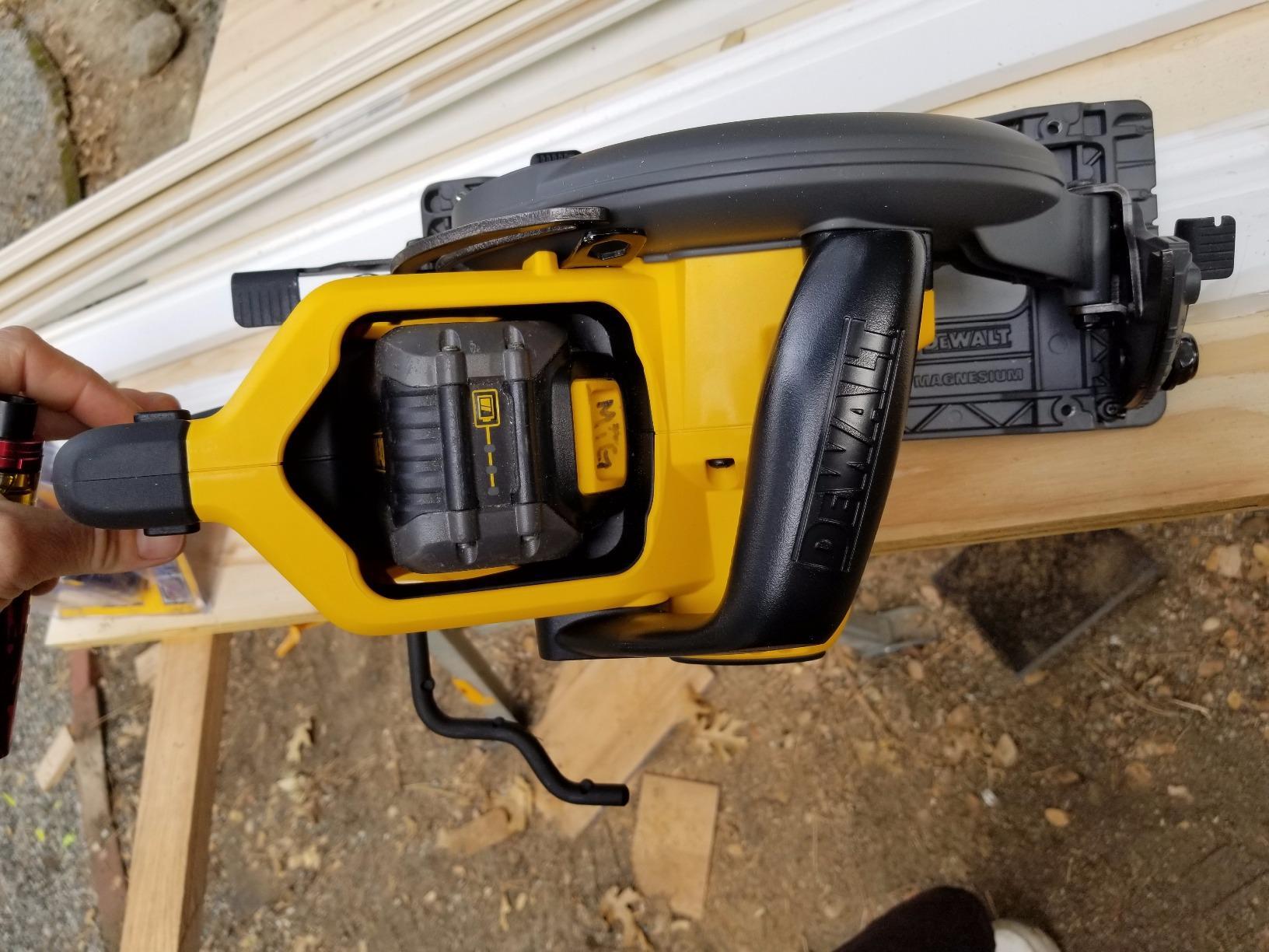 DEWALT FLEXVOLT 60V MAX* Circular Saw for Framing, 7-1/4-Inch, Tool Only (DCS577B) customer photo 2
