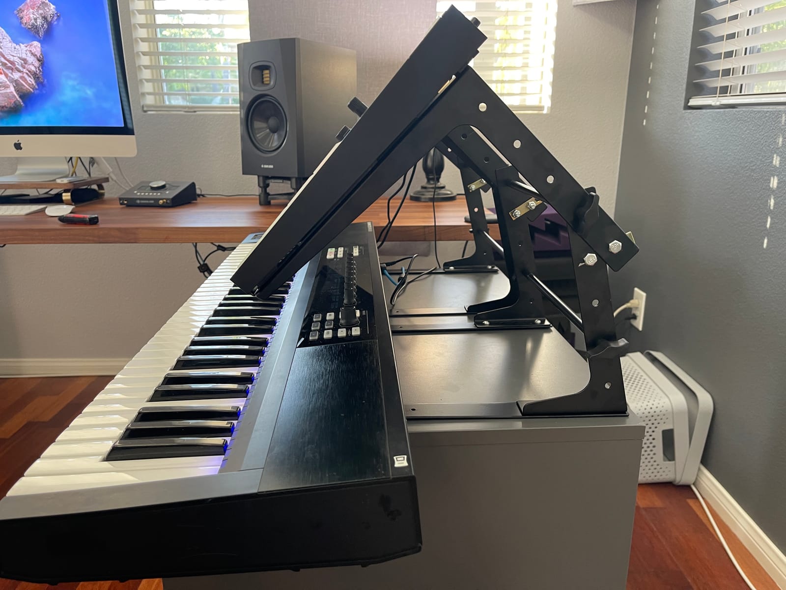 RockJam RJLP1 Adjustable DJ Laptop Stand, Anti Slip Desktop Riser customer photo 1