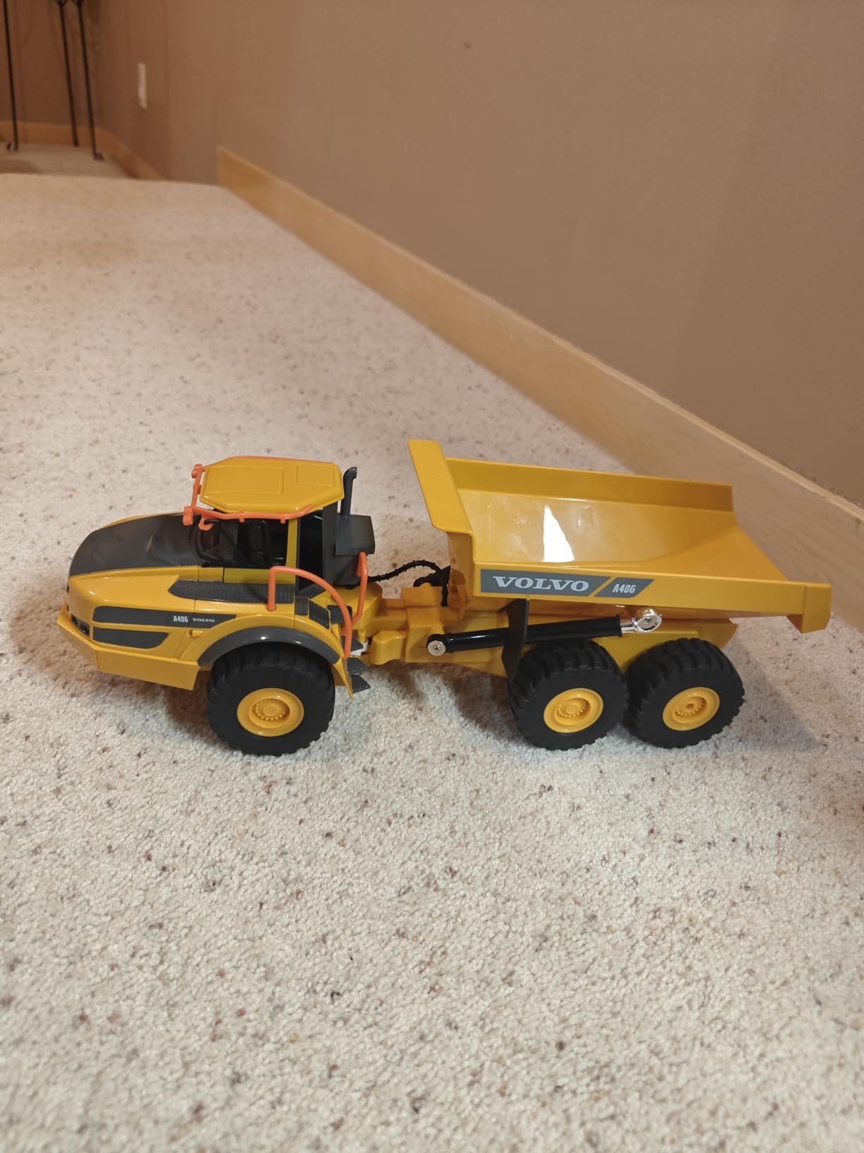 Double E Volvo 1:16 Scale Remote Control Excavator, 17 Channel 3-in-1 Construction Toy with Metal Shovel, Drill, Grab & Lights, 2.4GHz Full Function Digger for Outdoor Sandbox, Gift for Kids & Adults customer photo 1