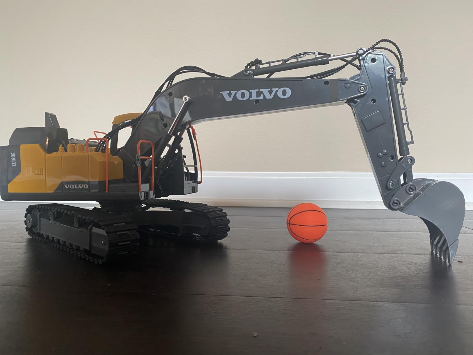 Double E Volvo 1:16 Scale Remote Control Excavator, 17 Channel 3-in-1 Construction Toy with Metal Shovel, Drill, Grab & Lights, 2.4GHz Full Function Digger for Outdoor Sandbox, Gift for Kids & Adults customer photo 2
